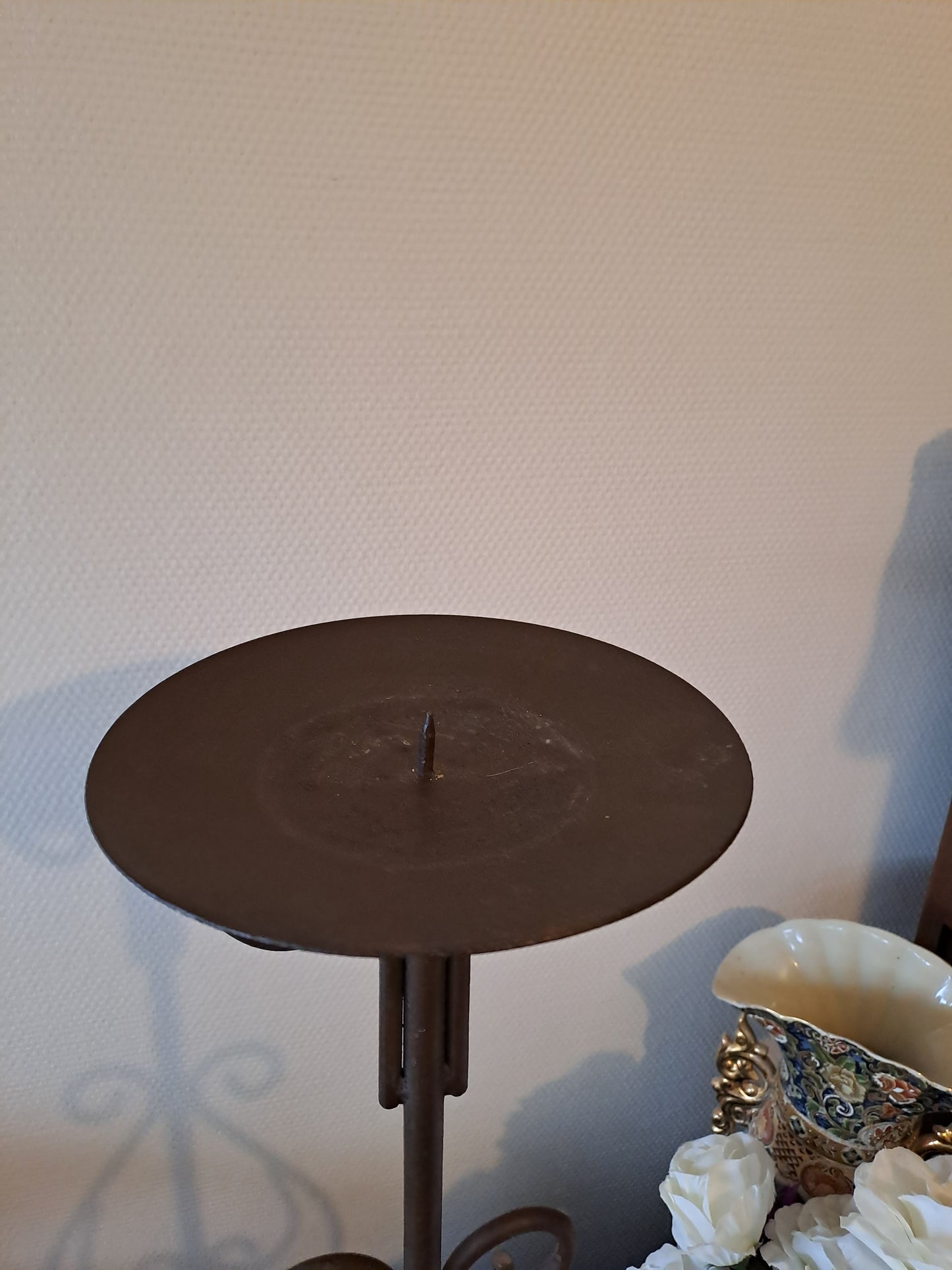 Pique-cierges en fer forgé.