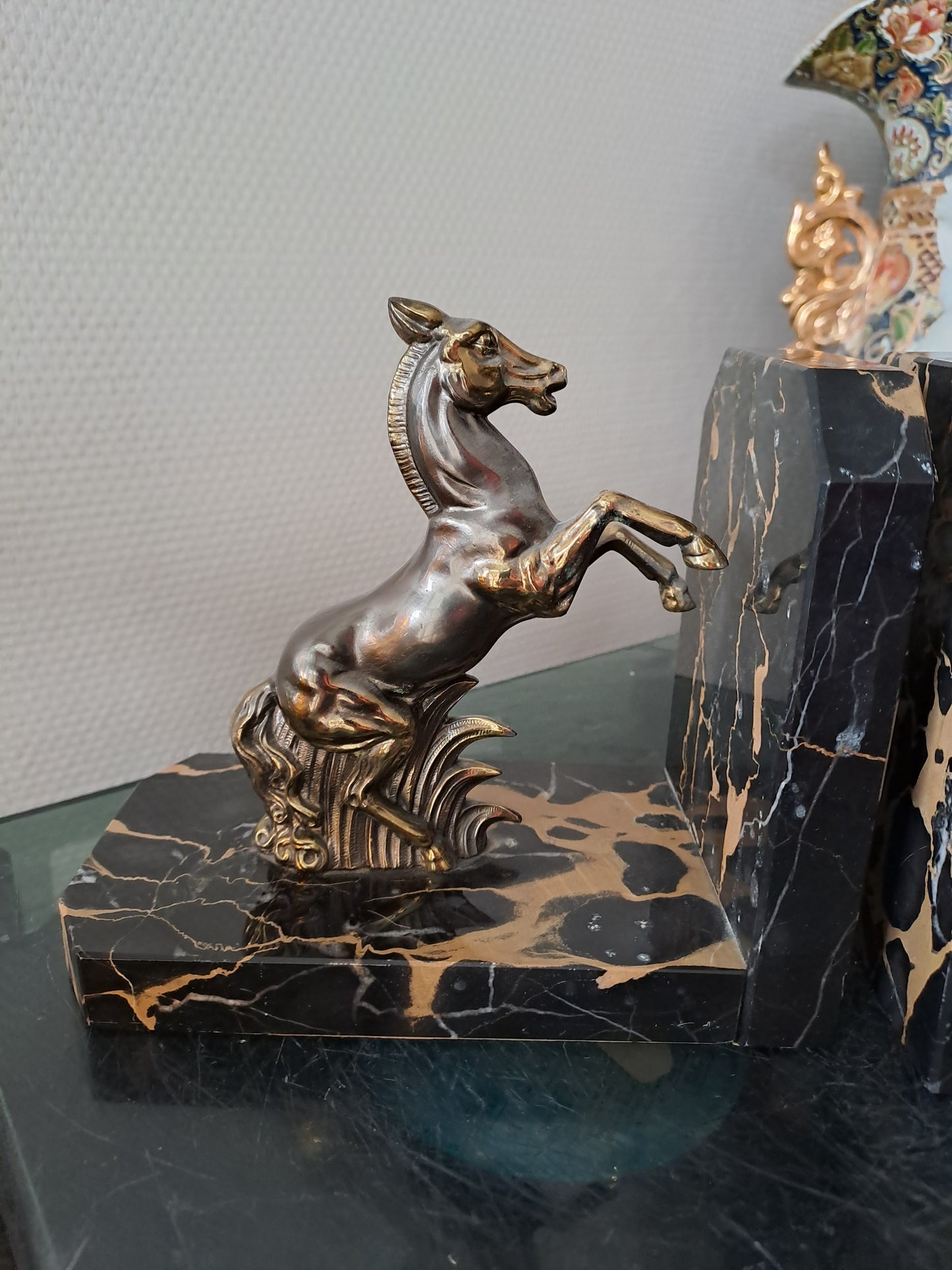 Paire de serre-livres figurant des chevaux. Marbre et régule.