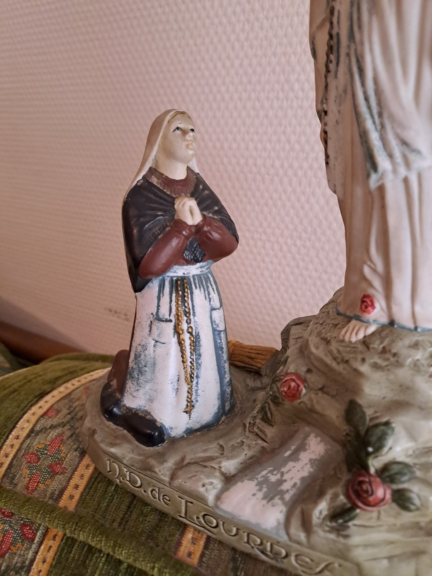 Statue apparition Notre-Dame de Lourdes à Sainte-Bernadette. Porcelaine. Ancien