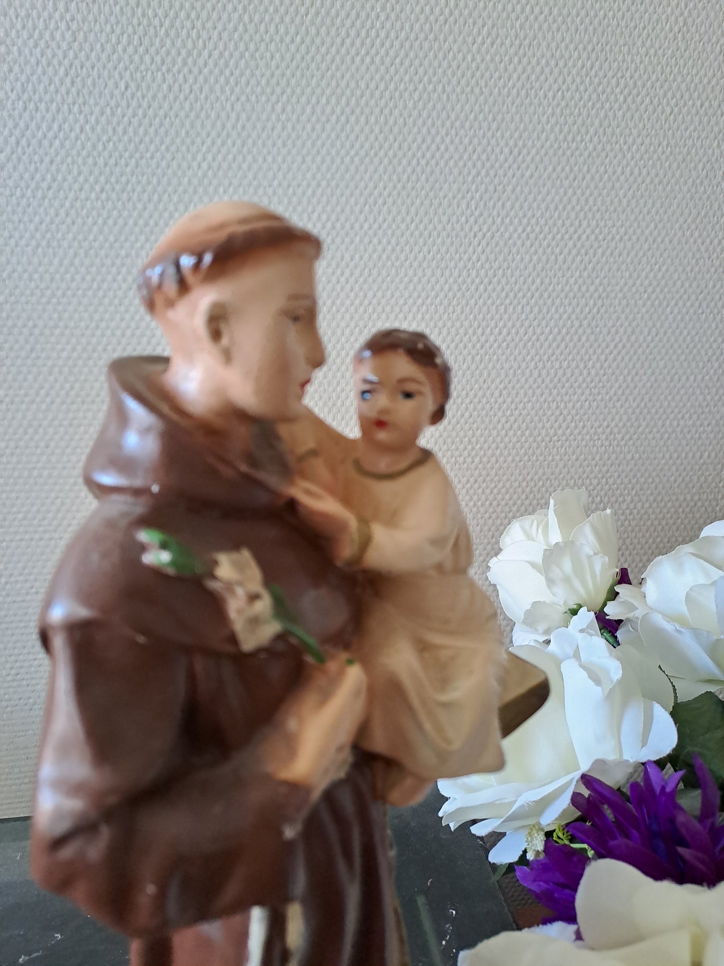 Statue Saint Antoine de Padoue portant l'Enfant Jésus dans les bras. Peint a la main. Ancien Vintage catholique.