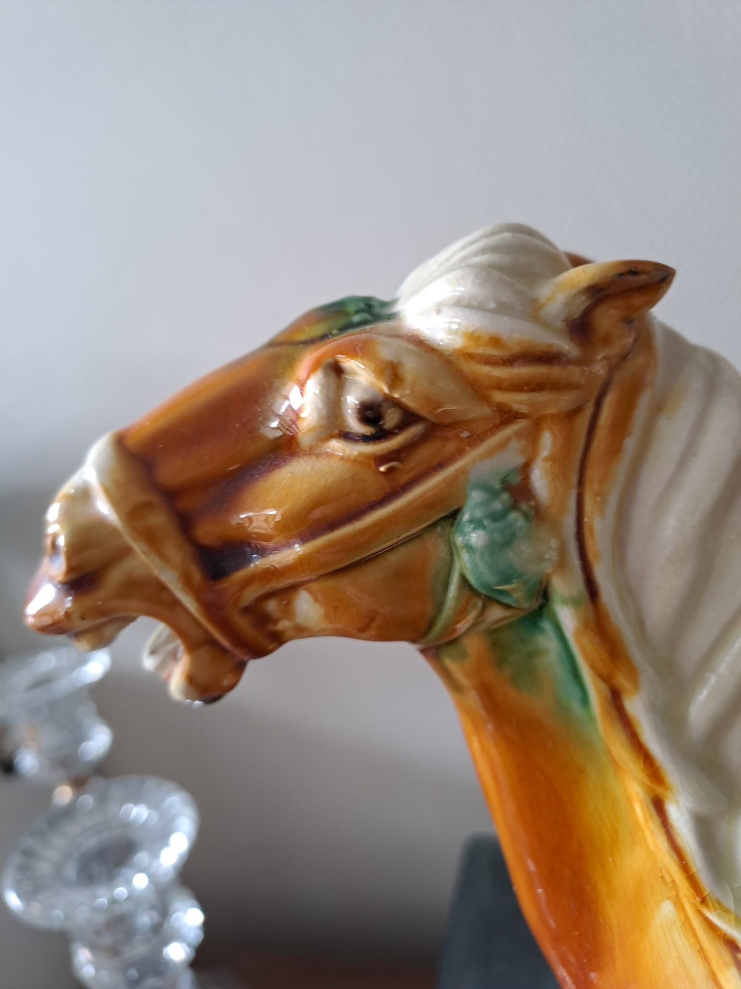 Statue représentant un cheval en Faïence Émaillée Polychrome. Chine.