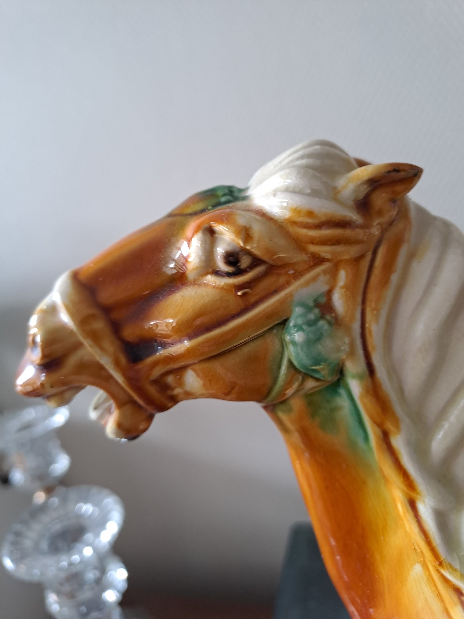 Statue représentant un cheval en Faïence Émaillée Polychrome. Chine.