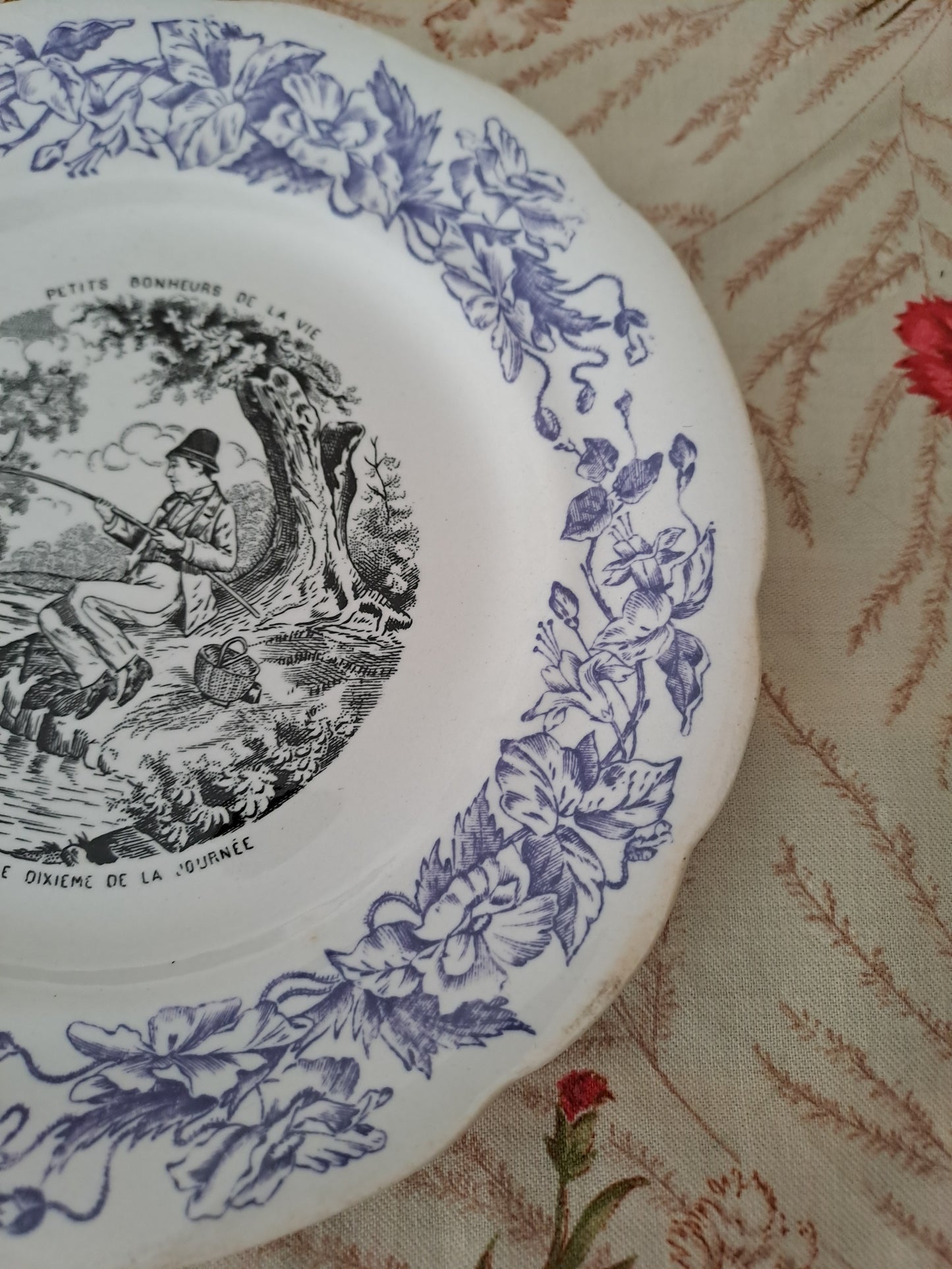 Assiette décorative Parlante. Les petits bonheurs de la vie. N°9. Faïence. Choisy Le Roi.