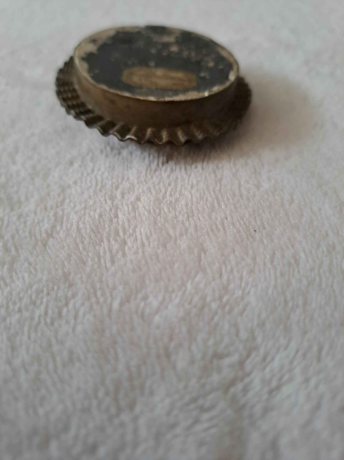 Médaillon. Sainte-Vierge Marie accompagnée de Jesus et de Saint Jean-Baptiste. En ecume de mer.