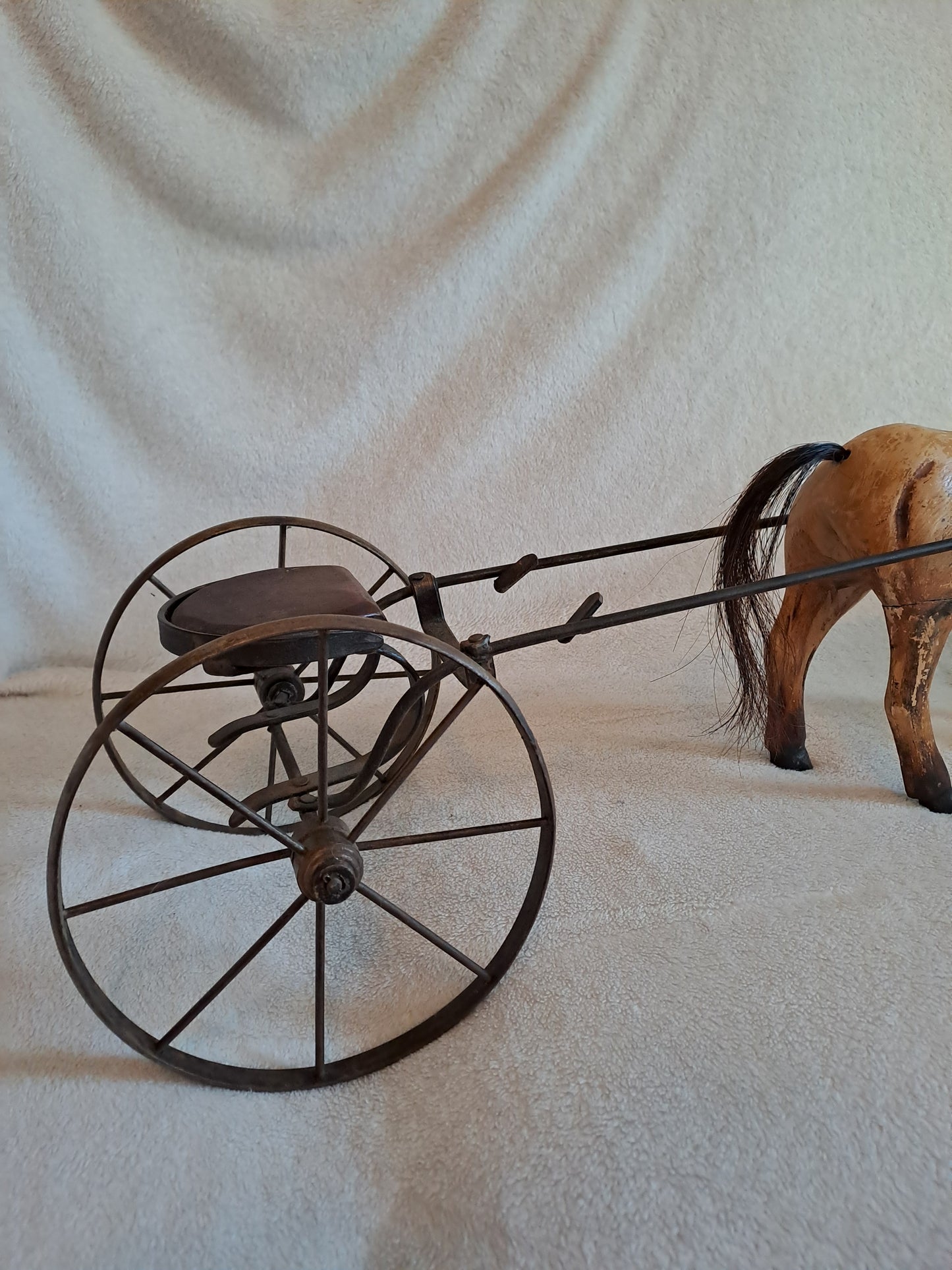 Caleche de course avec son cheval Jouet ancien vintage