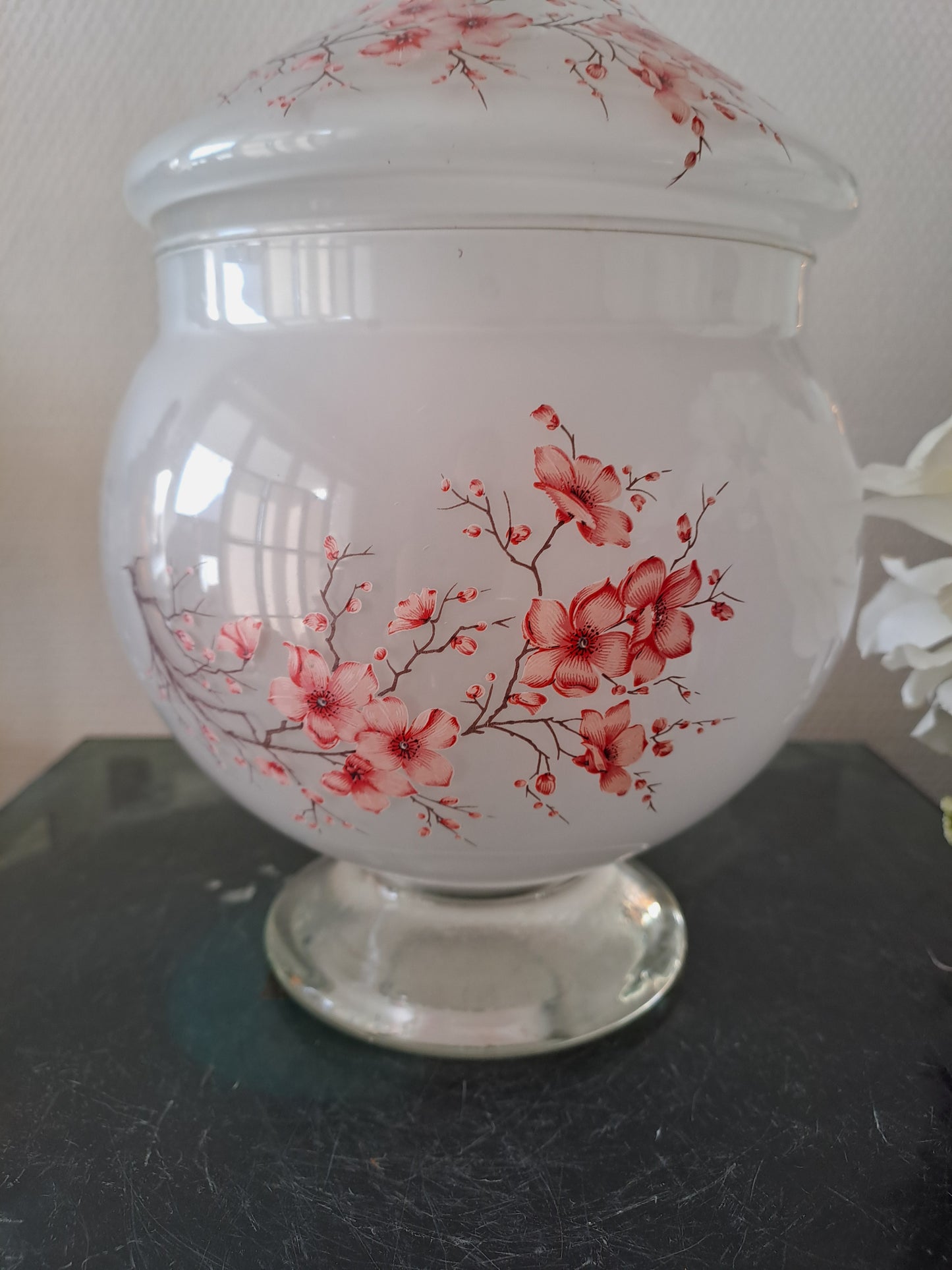 Vase / bonbonnière en pâte de verre. Motifs de fleurs.