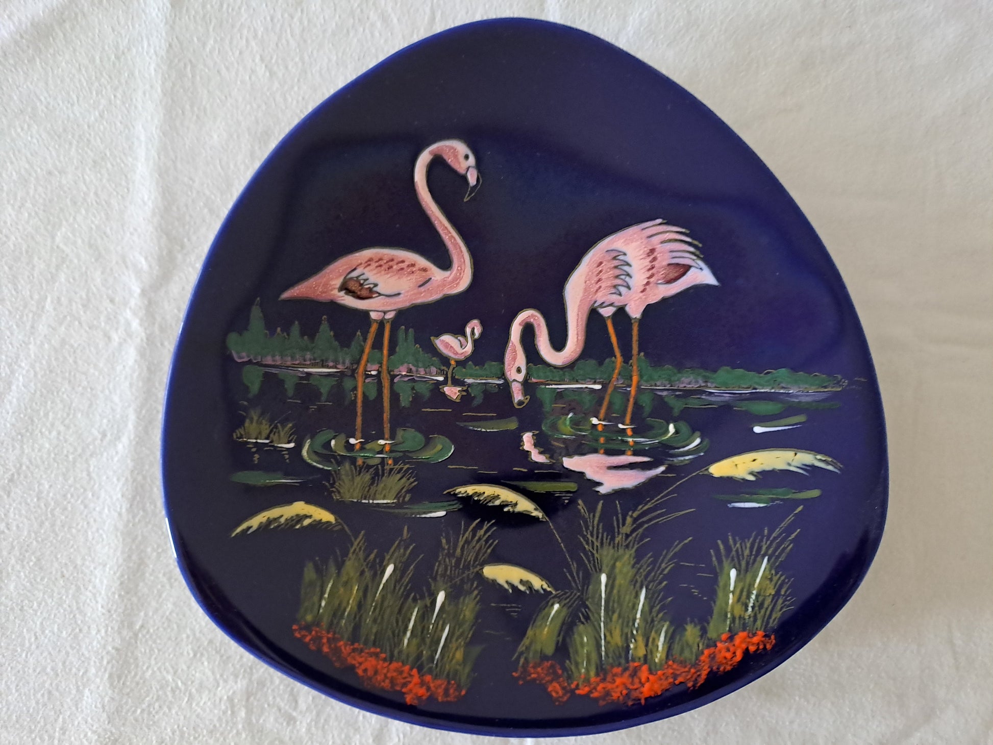 Assiette Murale Longwy Figurant Trois Flamands Roses. Grand Feu. Numéroté 3522. Ancien Vintage décoration. 