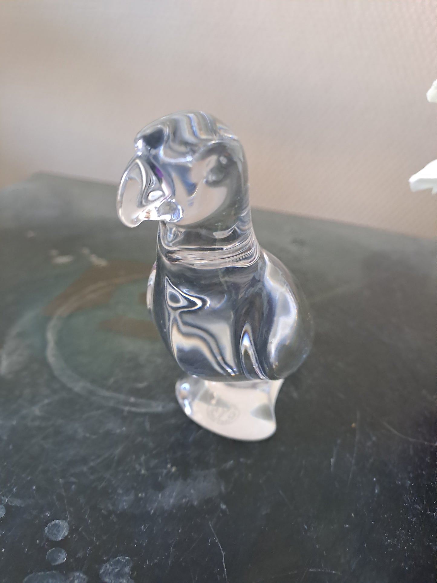 BACCARAT. Perroquet en cristal.