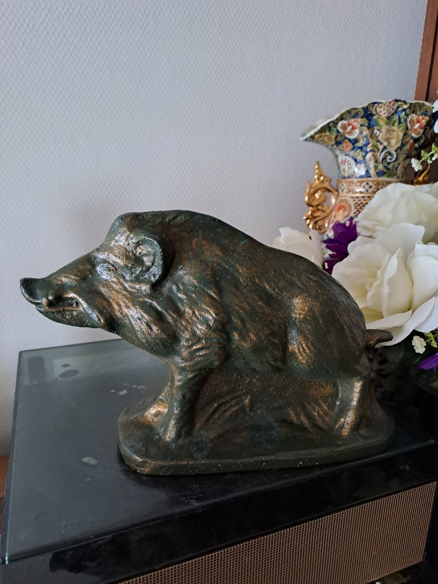 Statue représentant une sanglier. 18 cm x 28 cm x 10 cm.