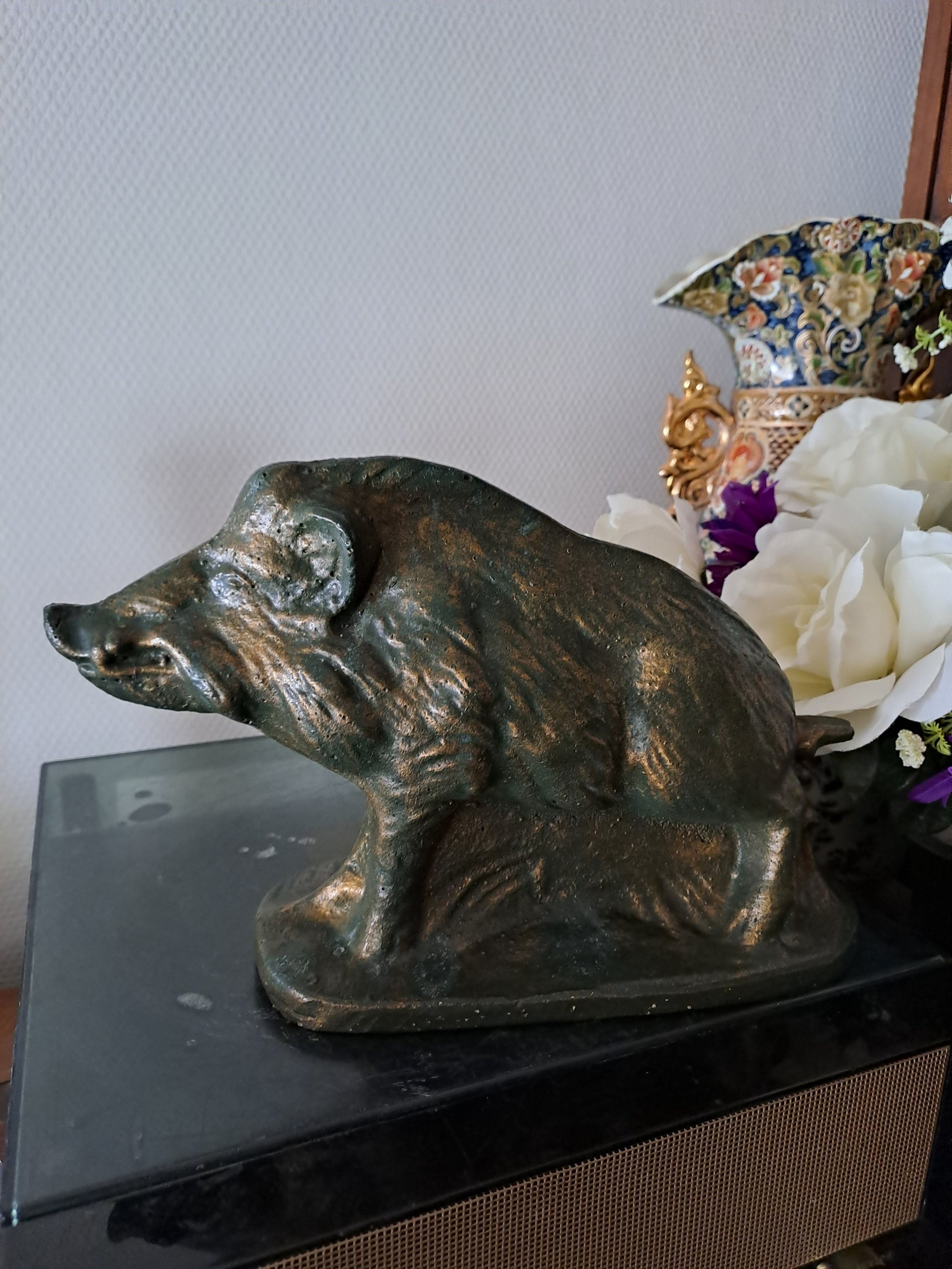 Statue représentant une sanglier. 18 cm x 28 cm x 10 cm.