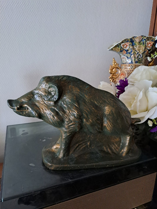 Statue représentant une sanglier. 18 cm x 28 cm x 10 cm.
