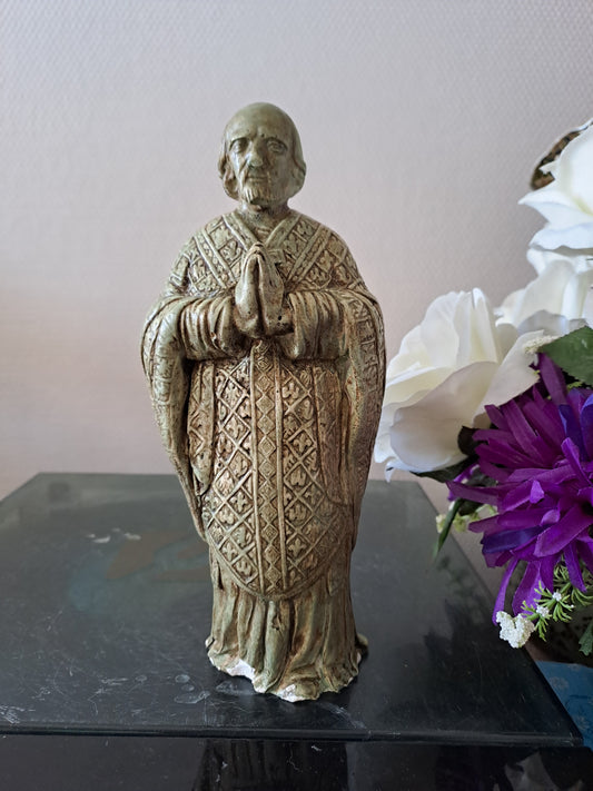 Statue en plâtre. Saint curé d'ars. Saint Jean-Marie Vianney.