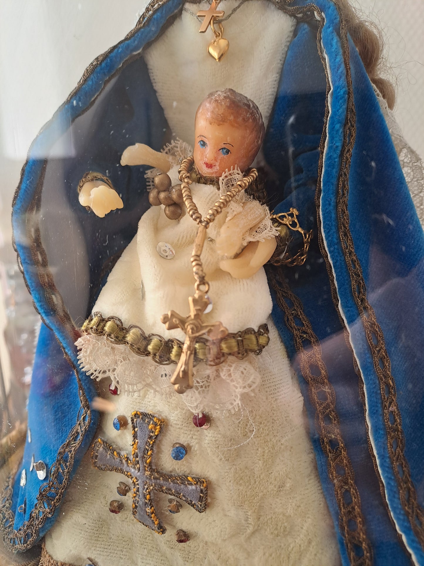 Vierge À L'Enfant Jésus en cire sous globe.