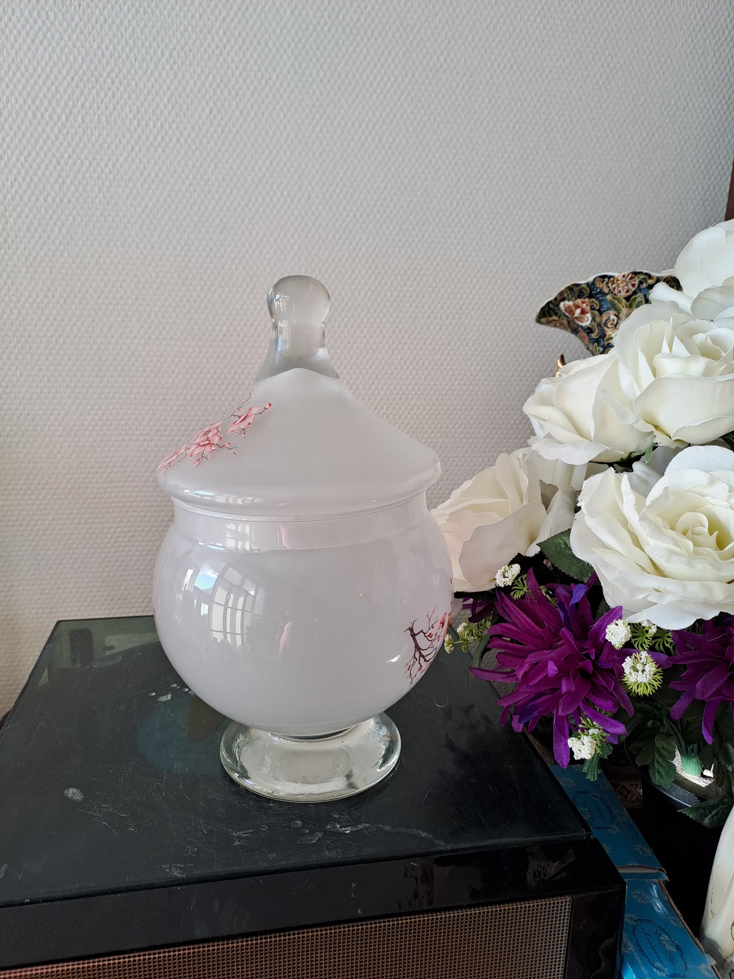 Vase / bonbonnière en pâte de verre. Motifs de fleurs.