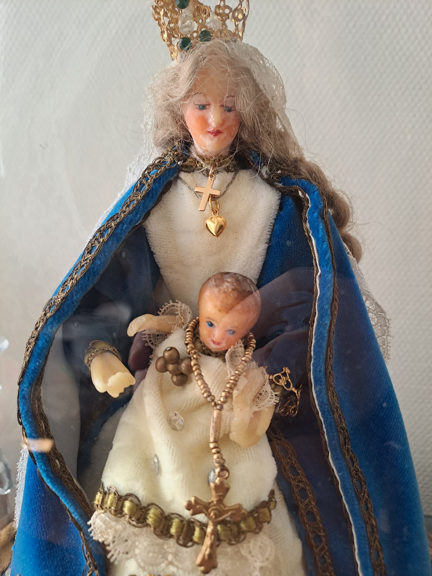Vierge À L'Enfant Jésus en cire sous globe.