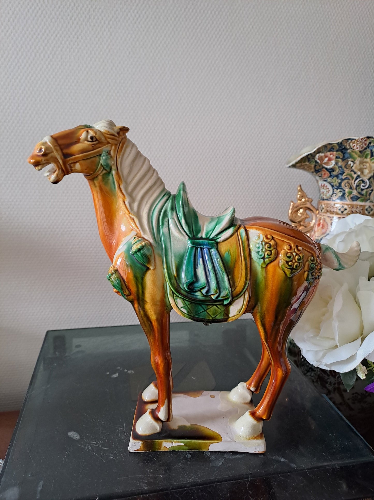 Statue représentant un cheval en Faïence Émaillée Polychrome. Chine.