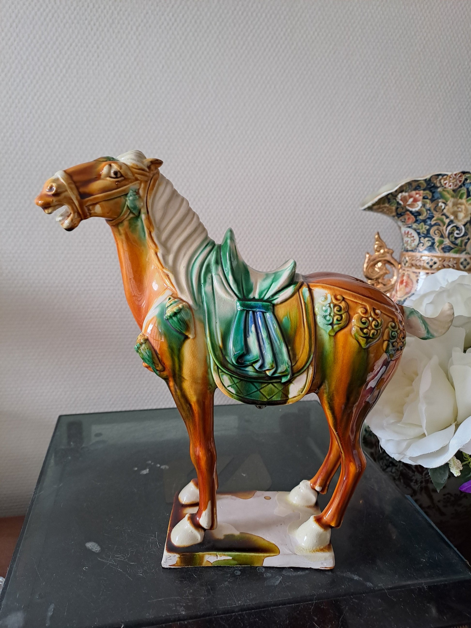 Statue représentant un cheval en Faïence Émaillée Polychrome. Chine.