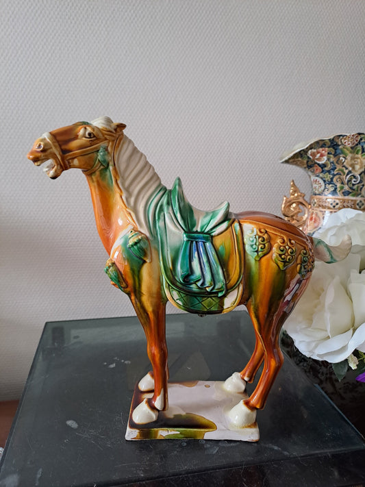 Statue représentant un cheval en Faïence Émaillée Polychrome. Chine.