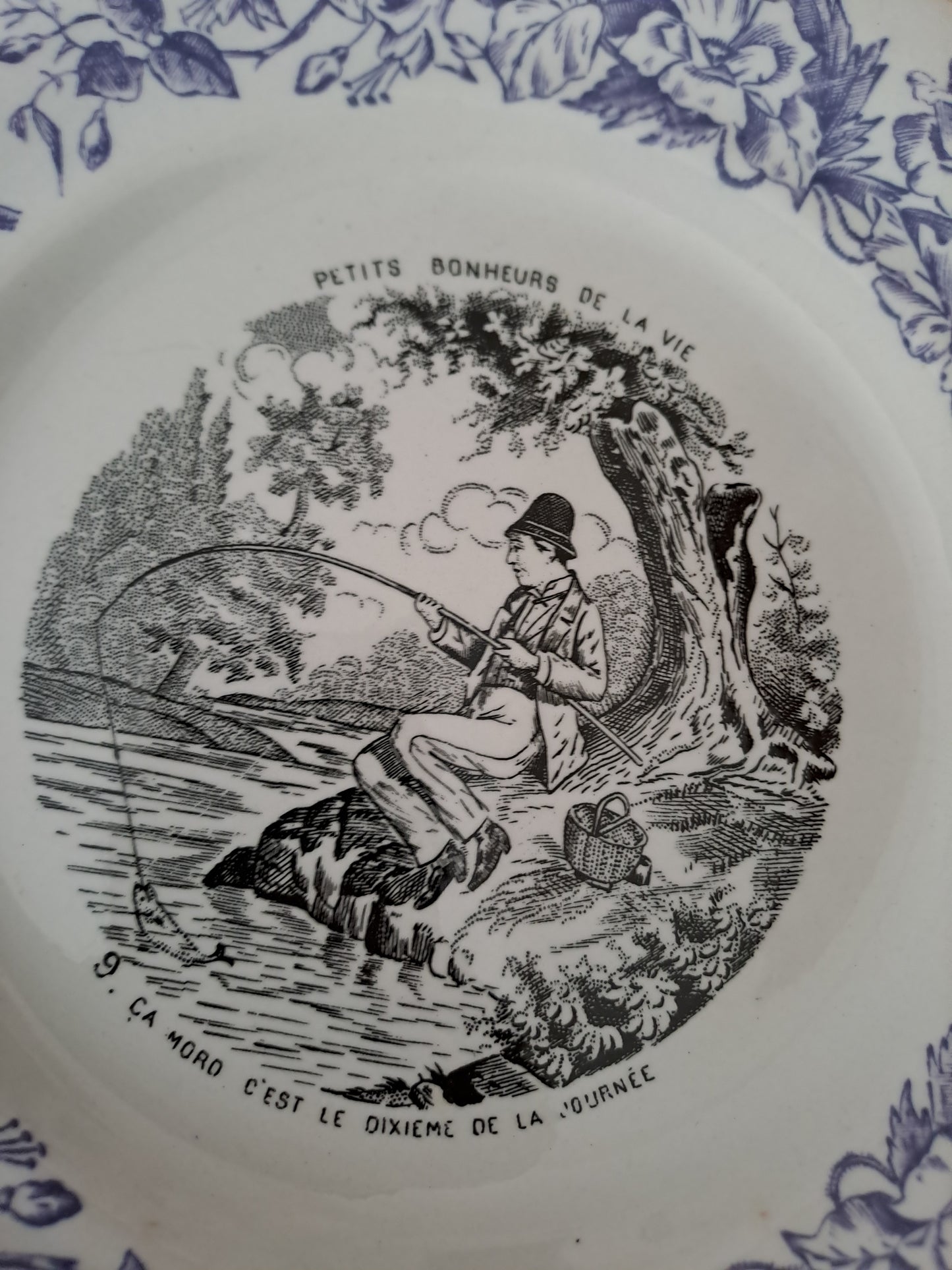 Assiette décorative Parlante. Les petits bonheurs de la vie. N°9. Faïence. Choisy Le Roi.