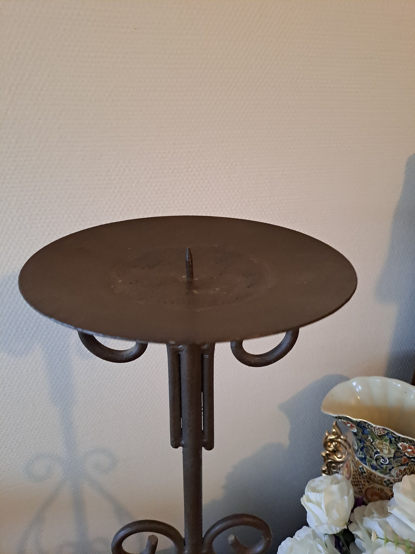 Pique-cierges en fer forgé.