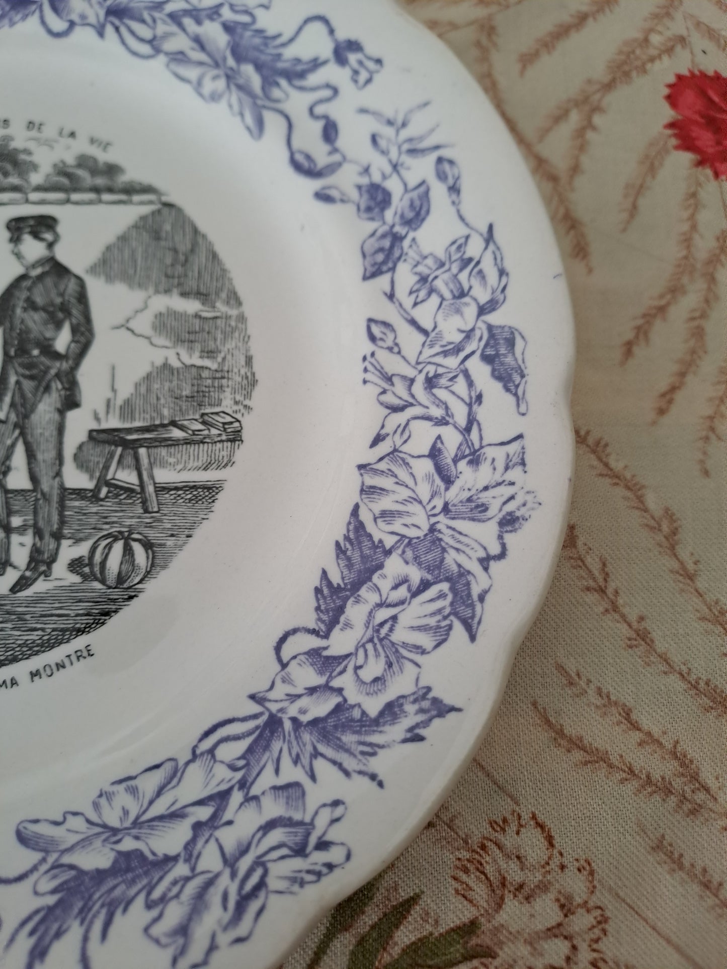 Assiette décorative Parlante. N°5. Les petits bonheurs de la vie. Faïence. H. B. Choisy Le Roi.