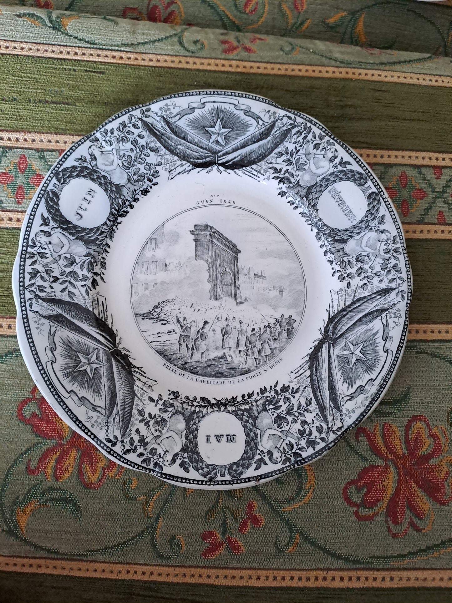 Assiette décorative représentant prise de la barricade de la porte saint Denis.