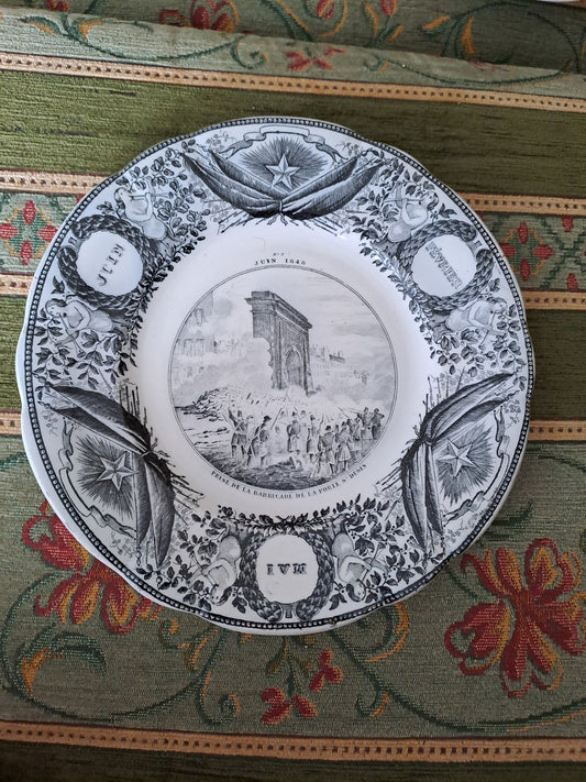 Assiette décorative représentant prise de la barricade de la porte saint Denis.