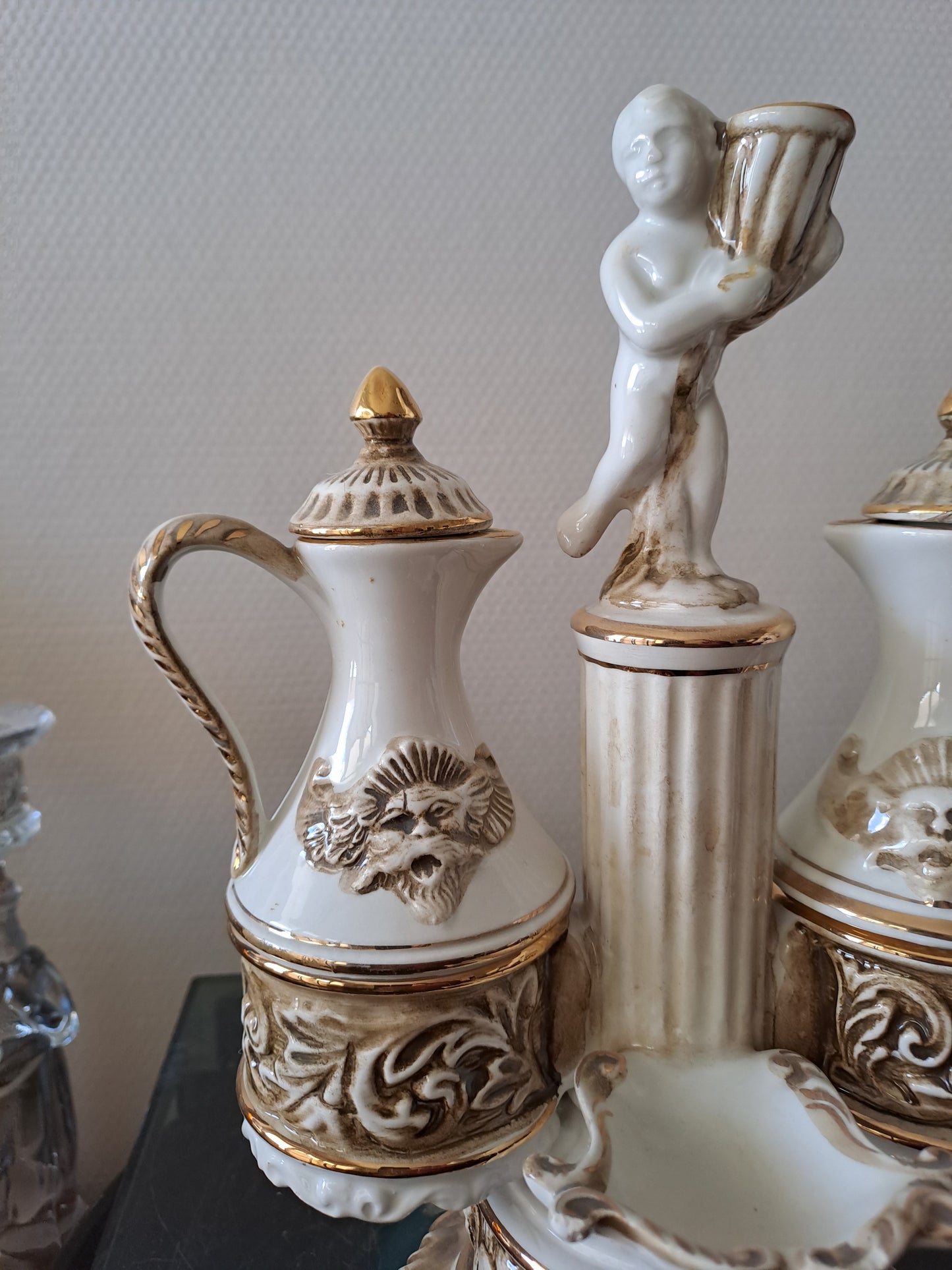 Serviteur de table. Capodimonte. Italy. Salerons. Vinaigrier et huilier.