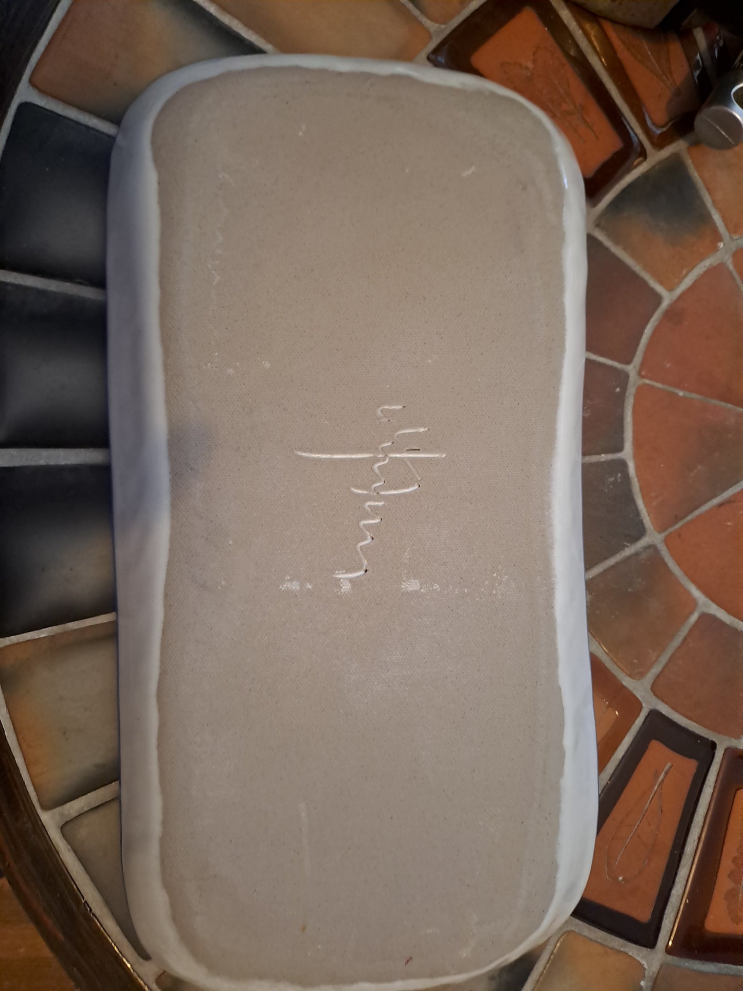 Plat à poisson en grès figurant un poisson. Signature à la pointe à identifier.