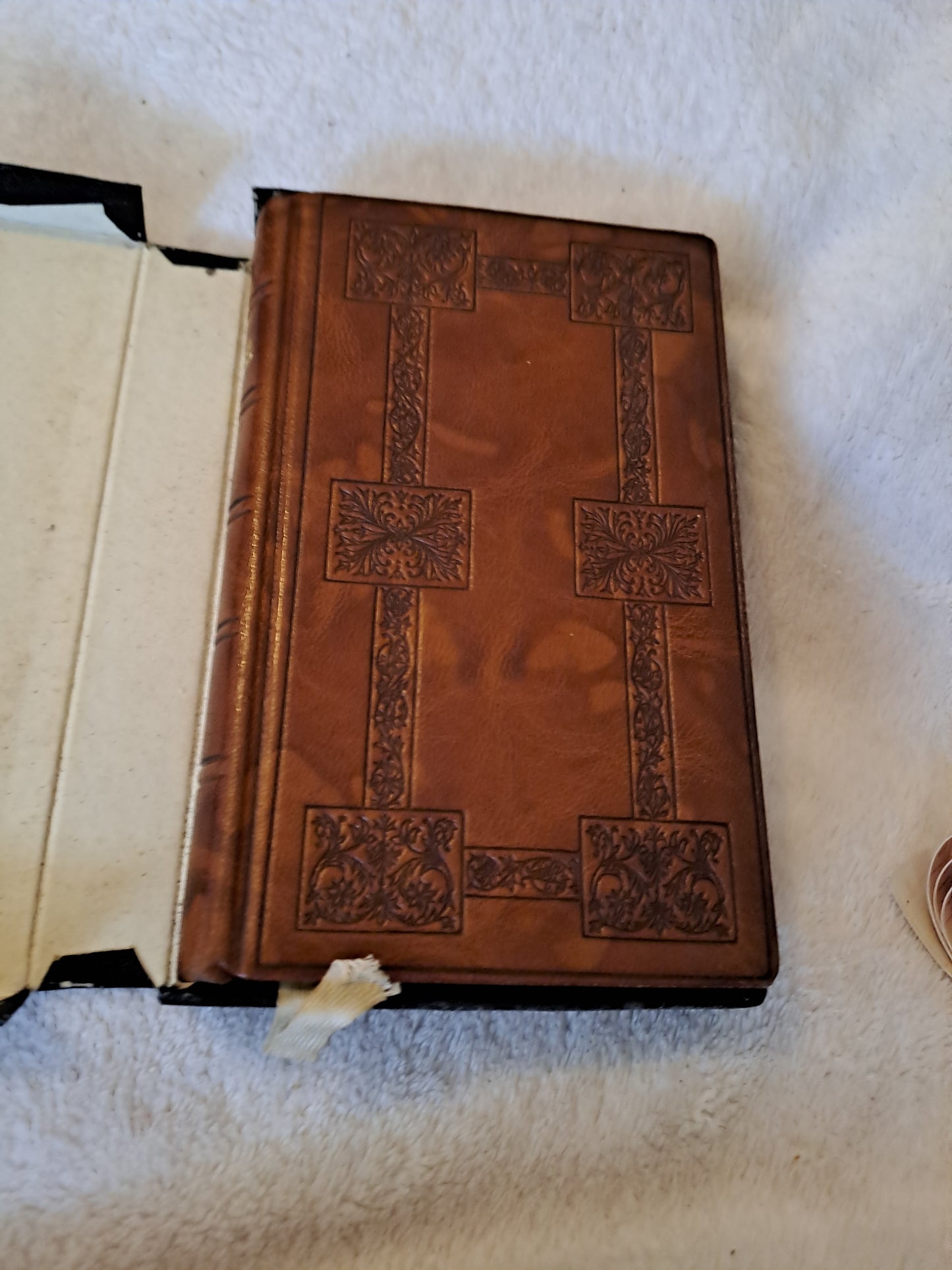 Missel romain contenant les offices de tous les dimanches et.....