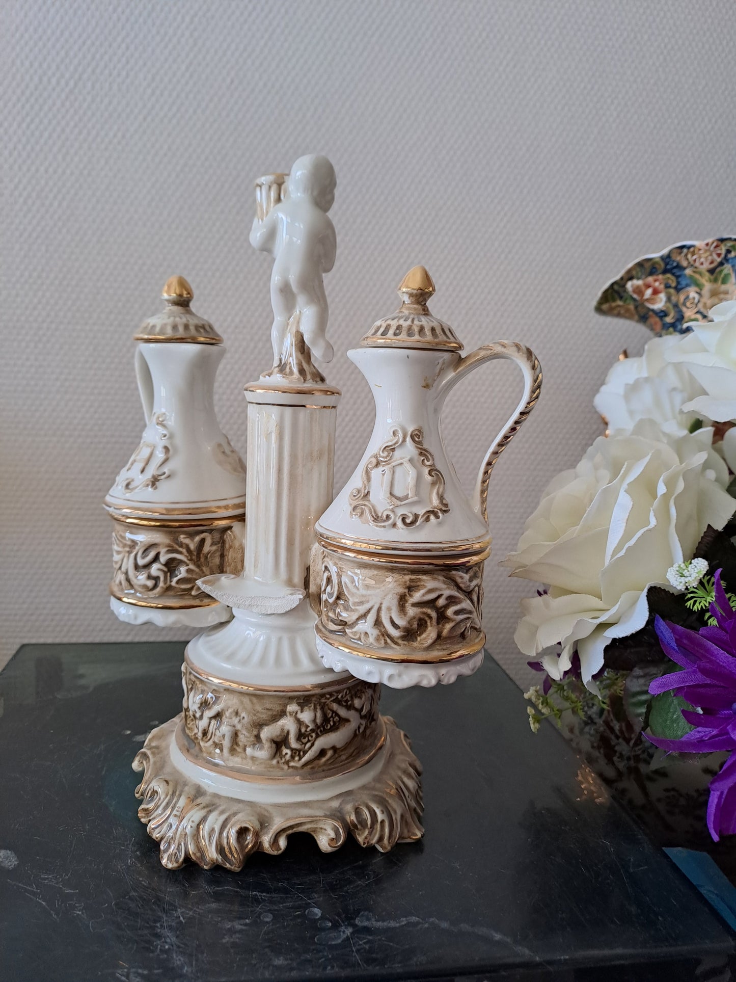 Serviteur de table. Capodimonte. Italy. Salerons. Vinaigrier et huilier.