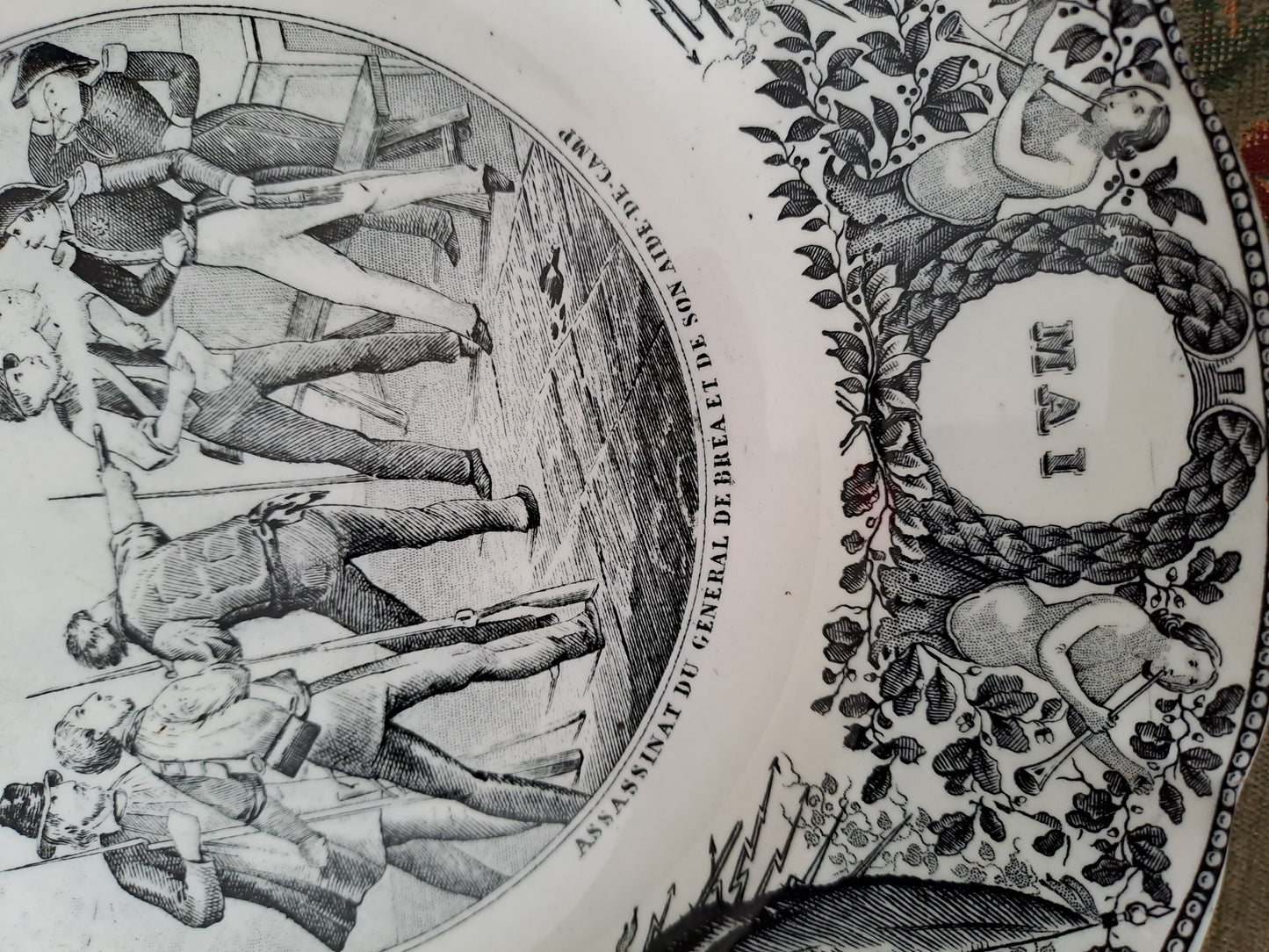 Assiette décorative représentant l'assassinat du général de Brea. Lebeuf Milliet et Cie à Creuil et Montereau.