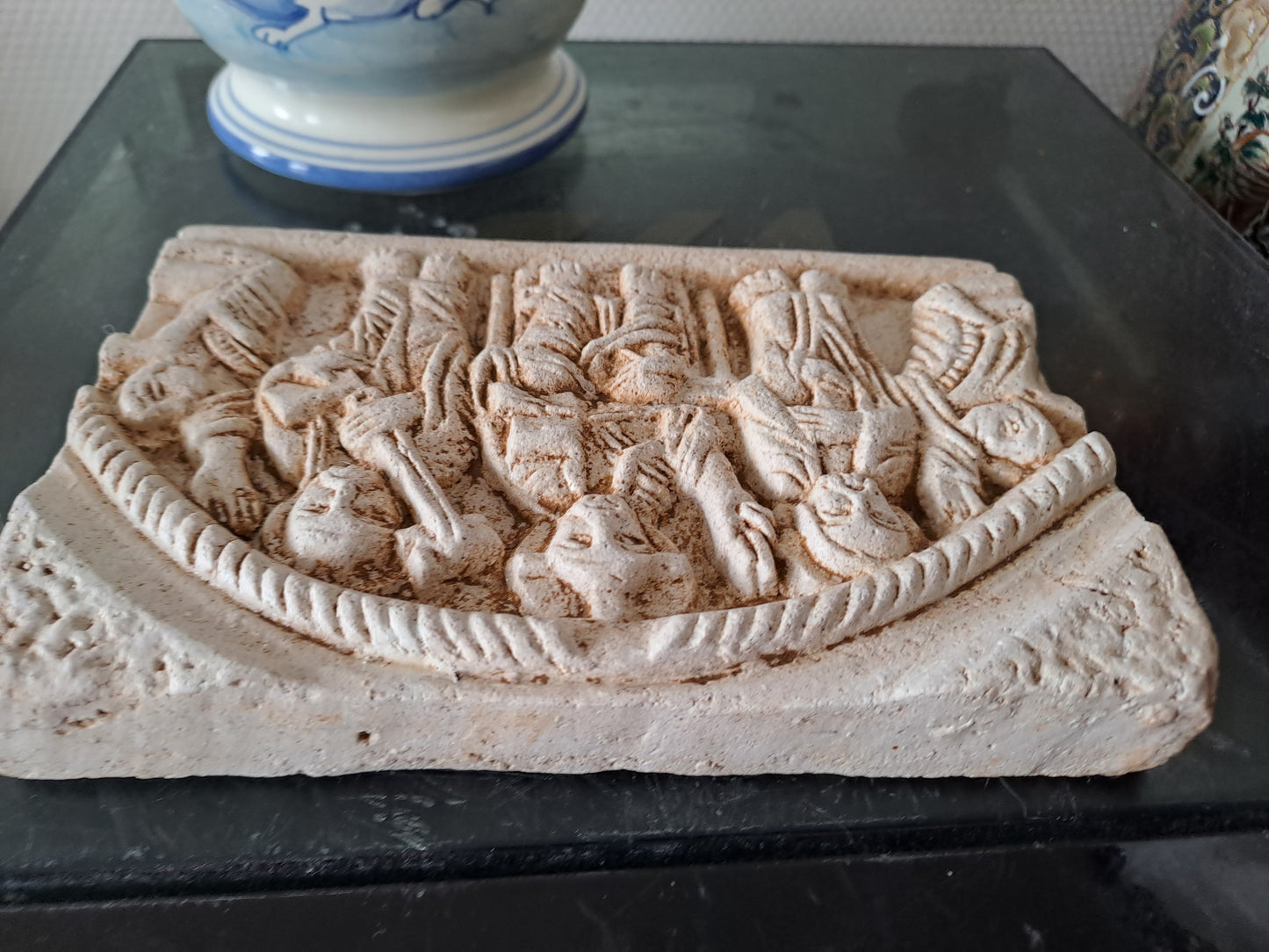 Carreau représentant Jésus Roi de gloire, Saint Pierre et Saint Jean.