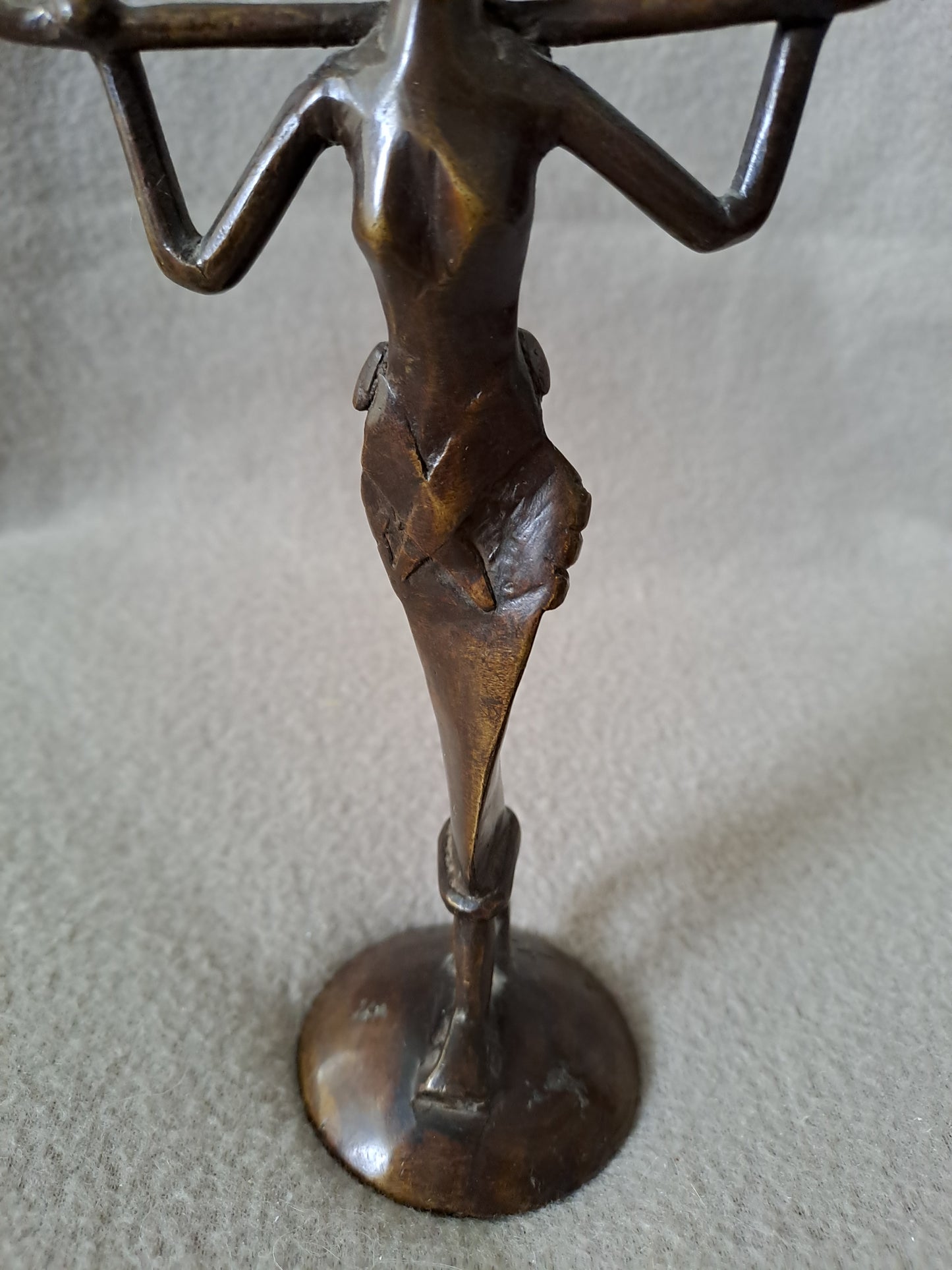 Statue représentant une femme africaine portant un enfant dans le dos.