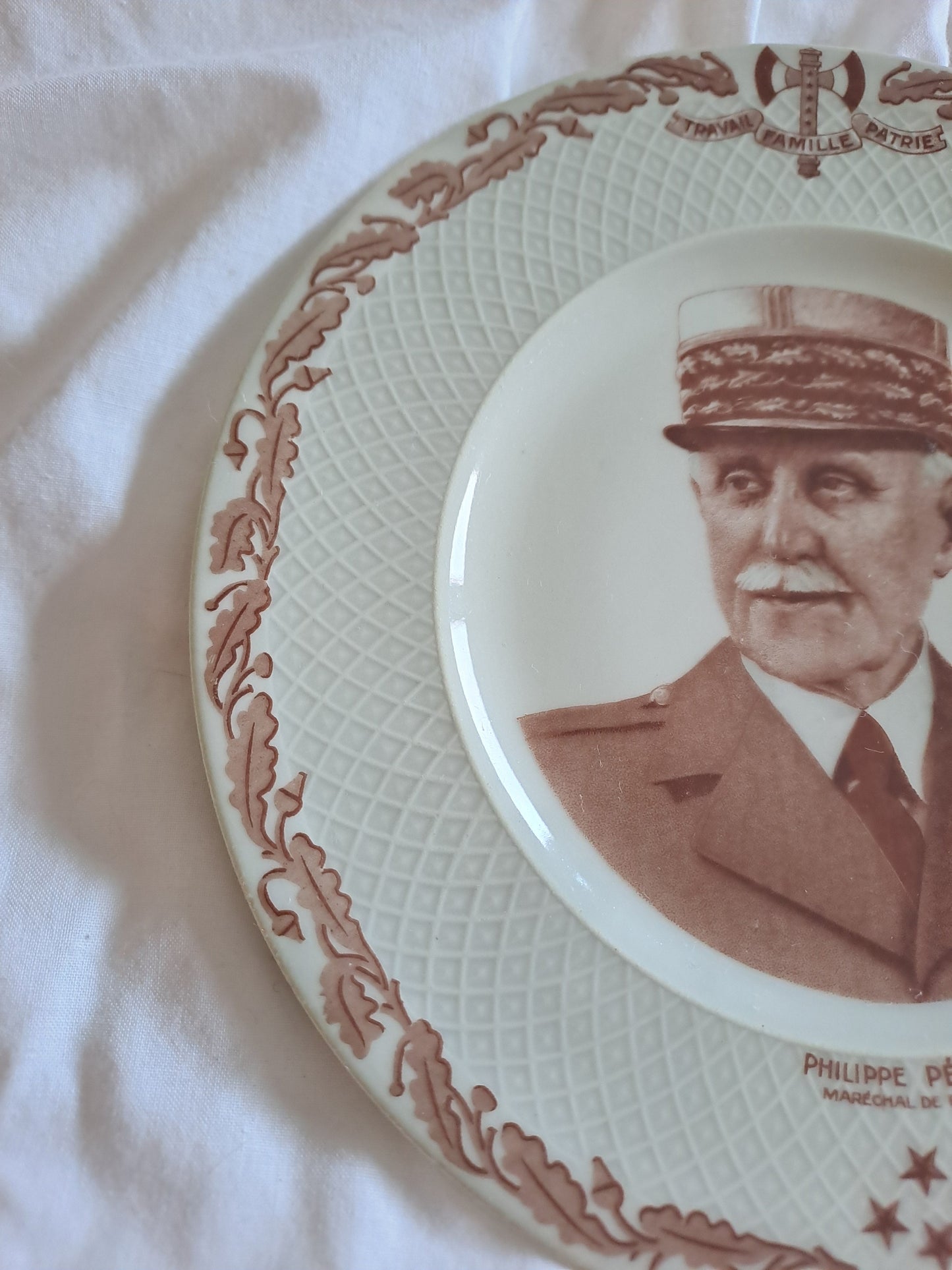 Assiette décorative représentant Philippe Pétain. Porcelaine Limoges France. 19 cm. Ancien décoration vintage