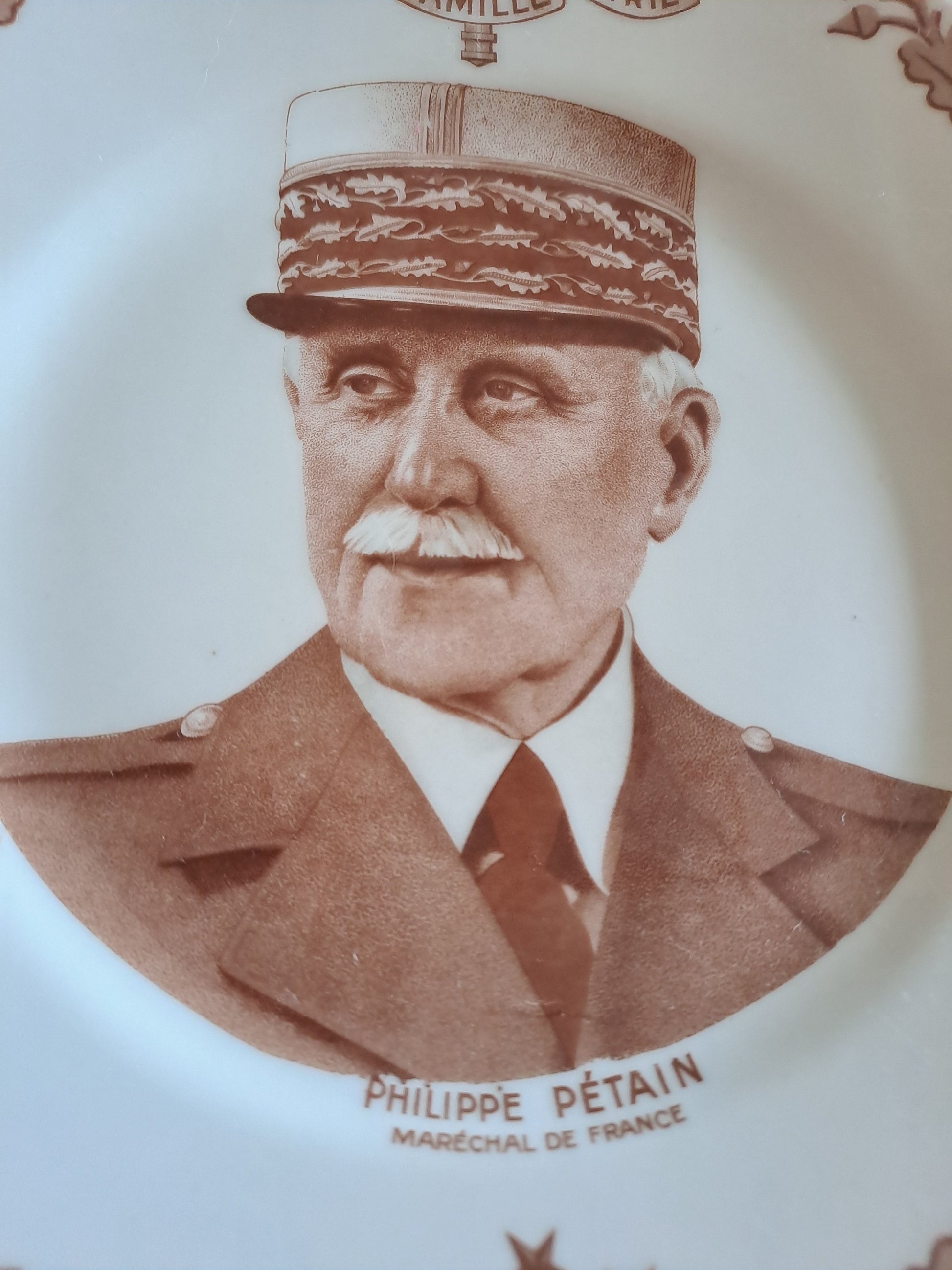 Assiette décorative représentant Philippe Pétain 21.5 cm. Porcelaine Limoges France.
