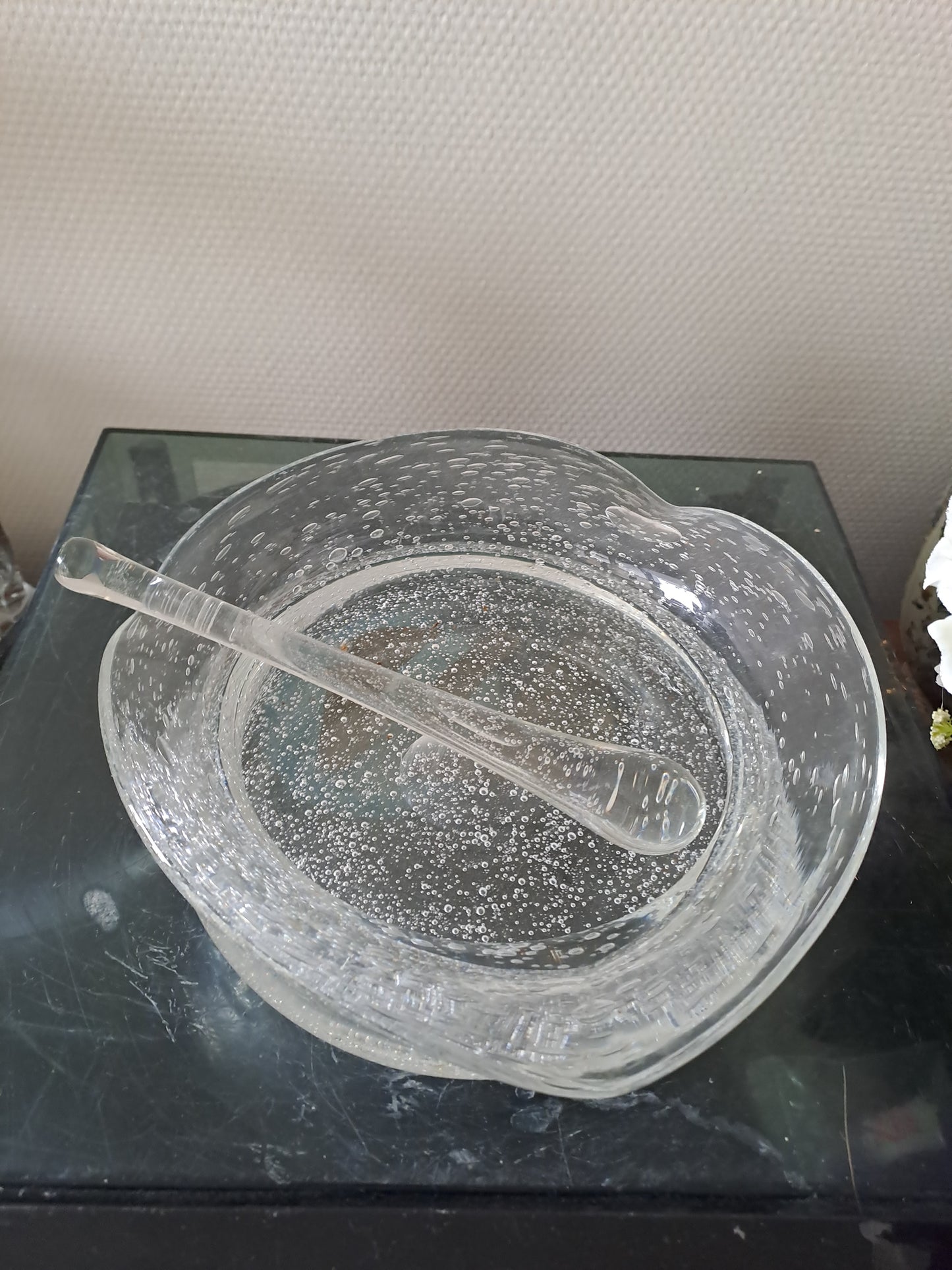 Cendrier et son Mortier en verre soufflé bullé. Biot.