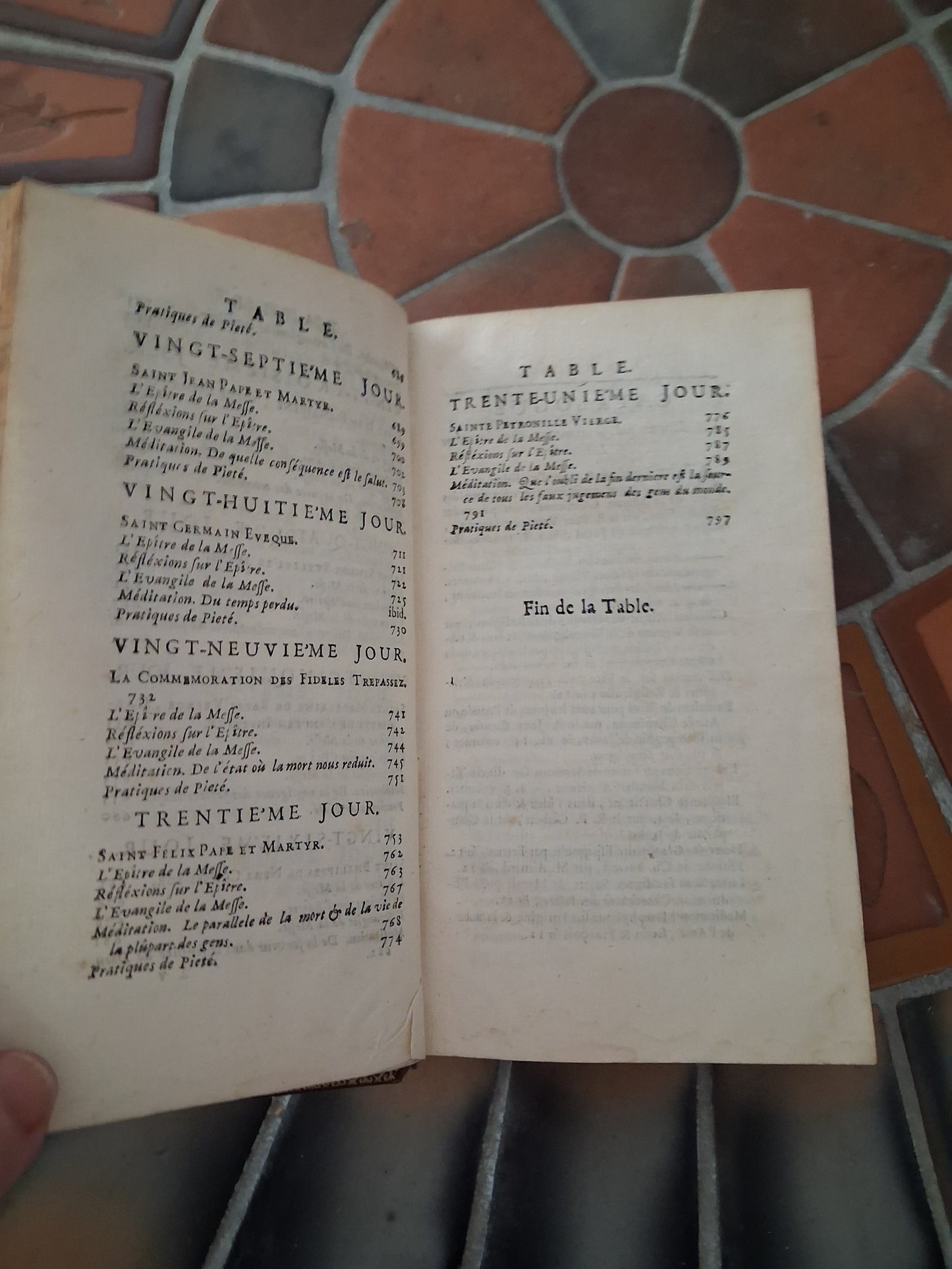 Année chretienne. Mai ( may) 1716. Exercices de piété pour tous les jours. Ancien livre vintage catholique.