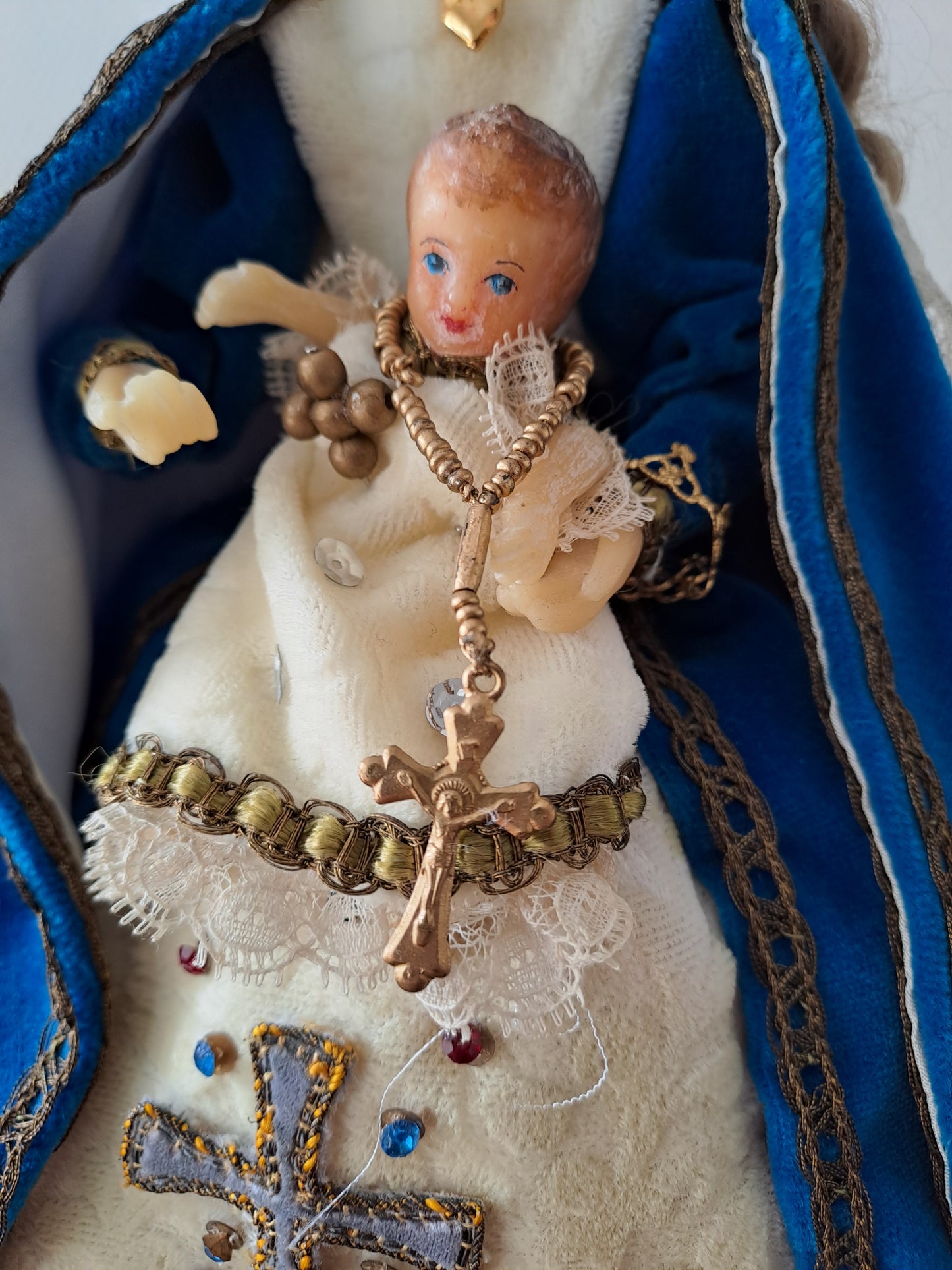 Vierge À L'Enfant Jésus en cire sous globe.