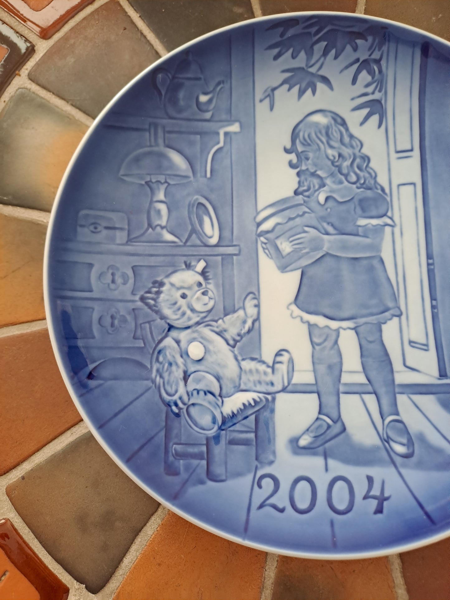 Royal Copenhaguen. Assiette décorative en Porcelaine. Collection ourson "STEIFF Goldilocks". 2004.