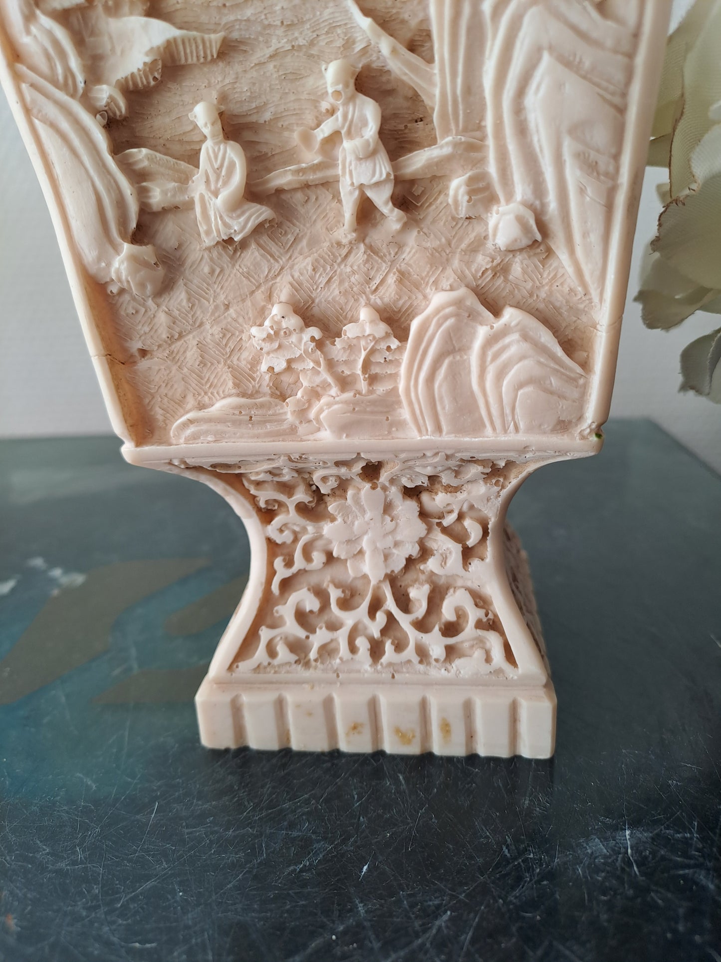 Vase Sculpté Motif De Scène asiatique.