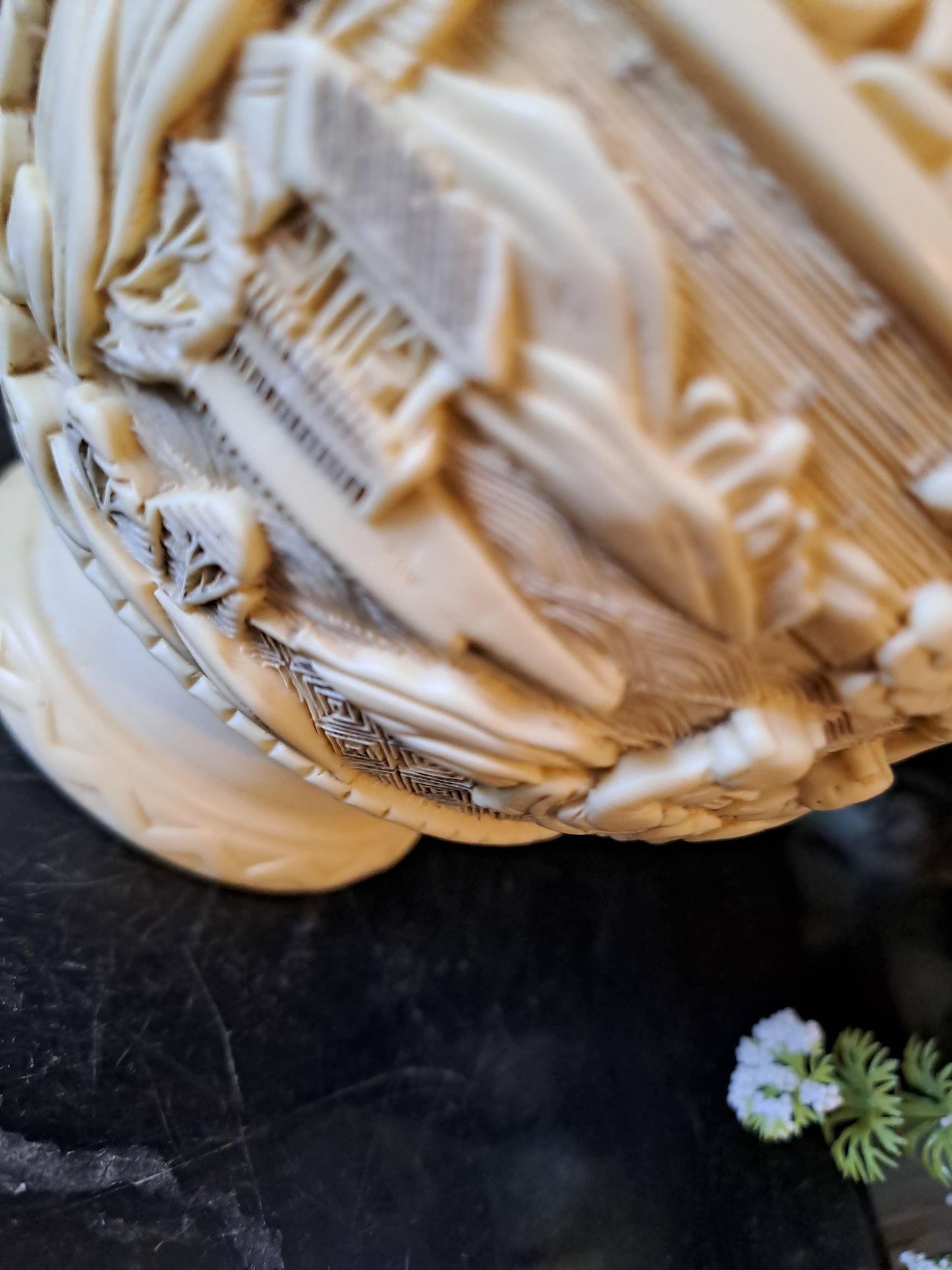 Vase soliflore. Sculpté Motif scène asiatique. Marqué.