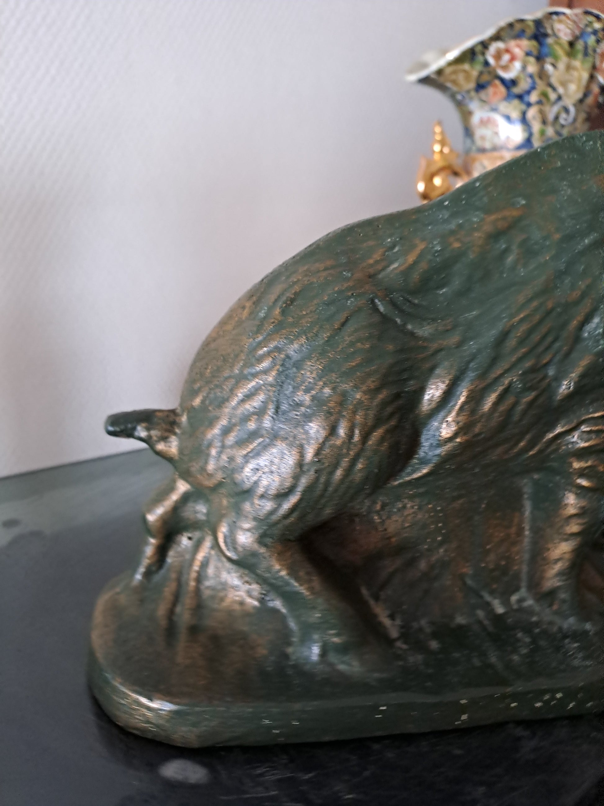 Statue représentant une sanglier. 18 cm x 28 cm x 10 cm.