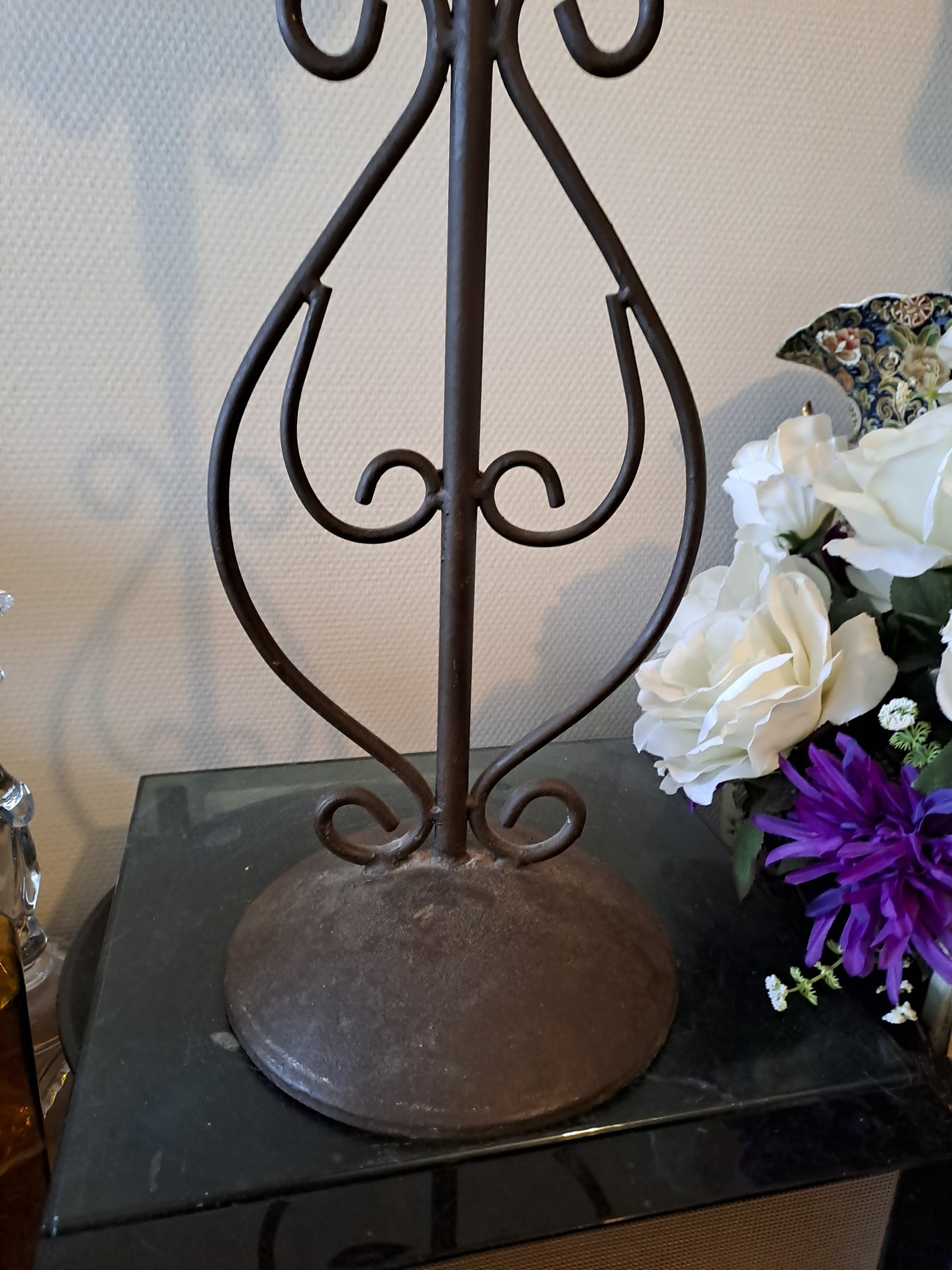 Pique-cierges en fer forgé.