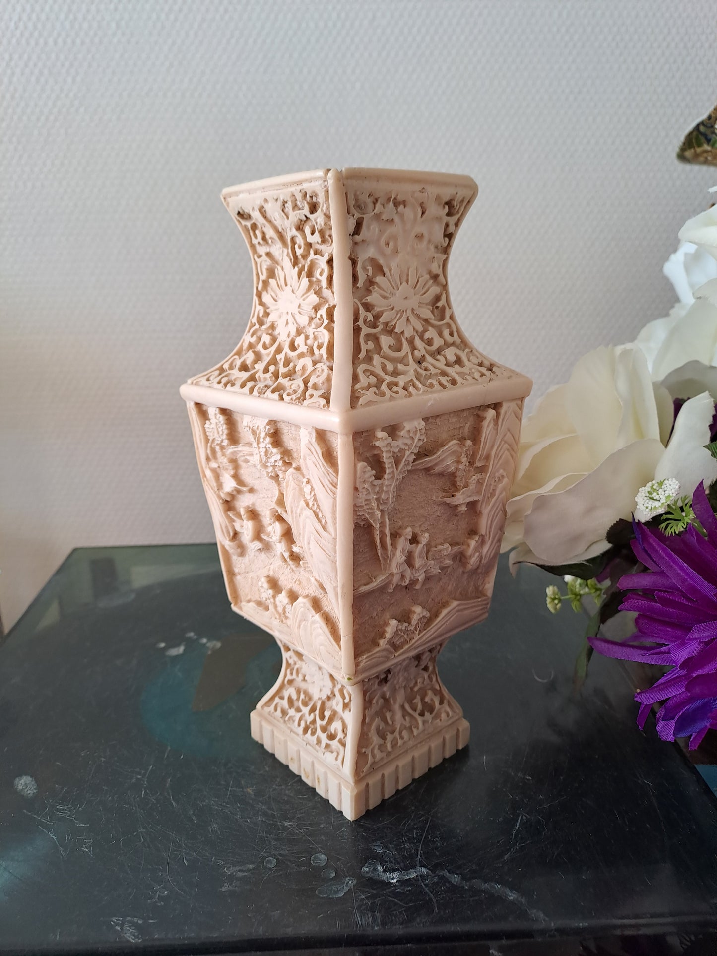 Vase Sculpté Motif De Scène asiatique.