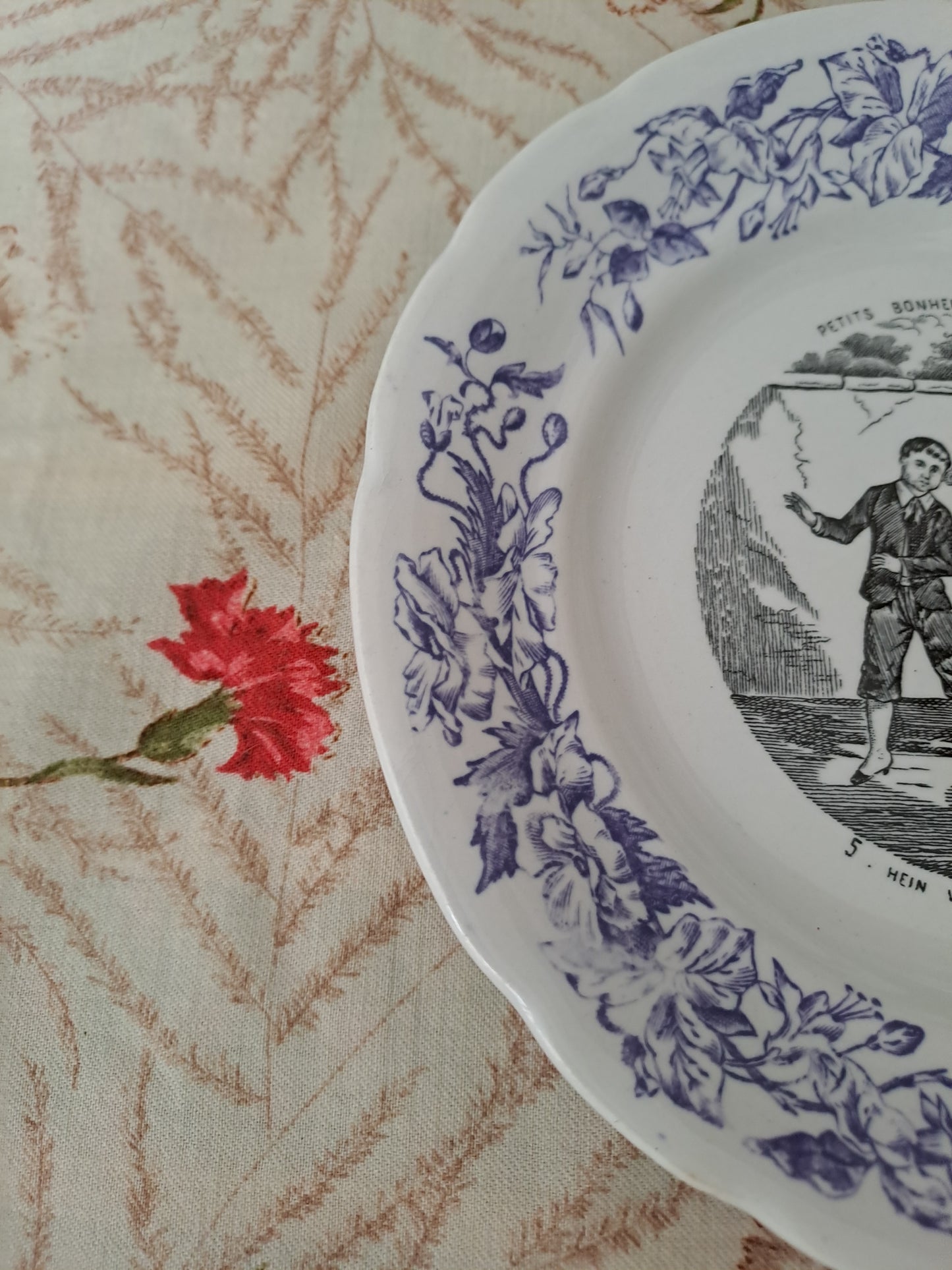 Assiette décorative Parlante. N°5. Les petits bonheurs de la vie. Faïence. H. B. Choisy Le Roi.