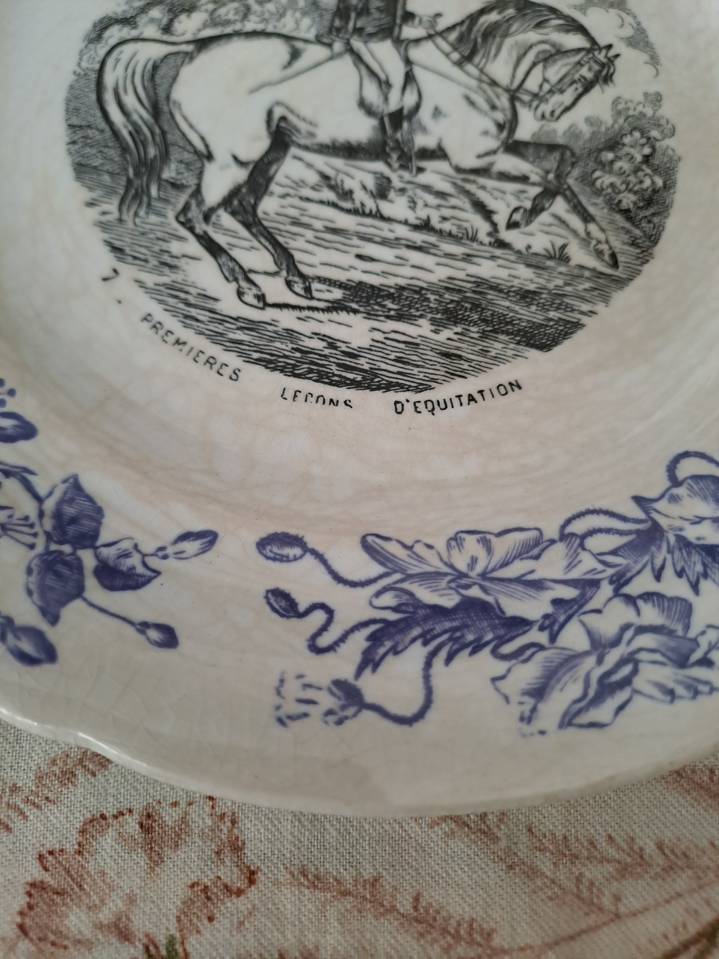 Assiette décorative Parlante. N°7. Les petits bonheurs de la vie. H. B. Choisy Le Roi.