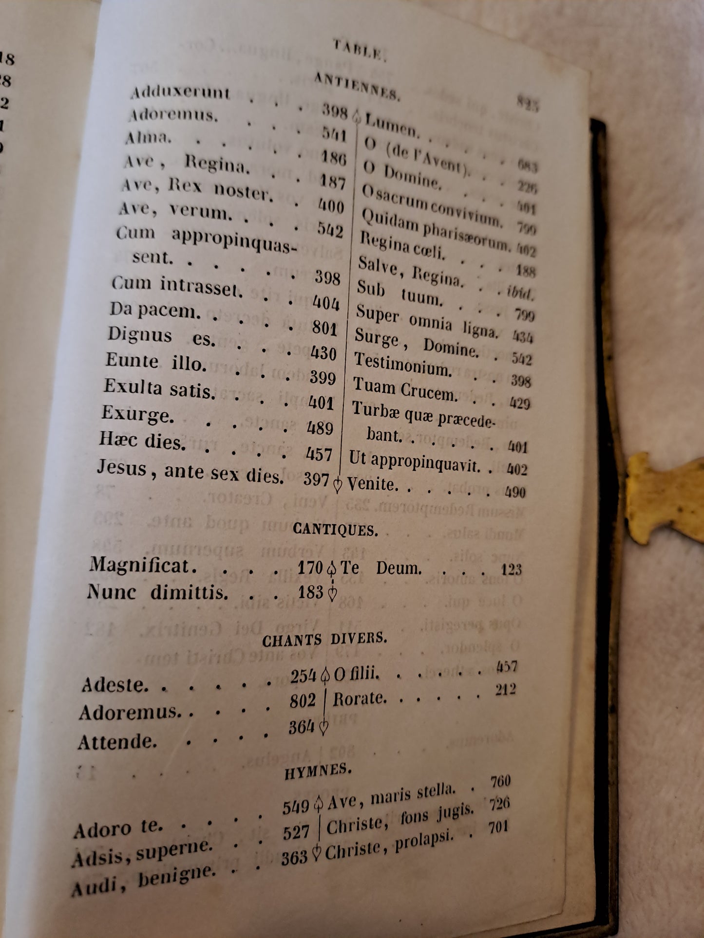 Paroissien à l'usage des diocèses qui suivent le rite de Paris contenant les offices de tous les dimanches.....