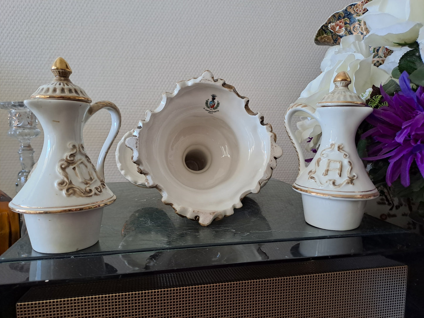 Serviteur de table. Capodimonte. Italy. Salerons. Vinaigrier et huilier.