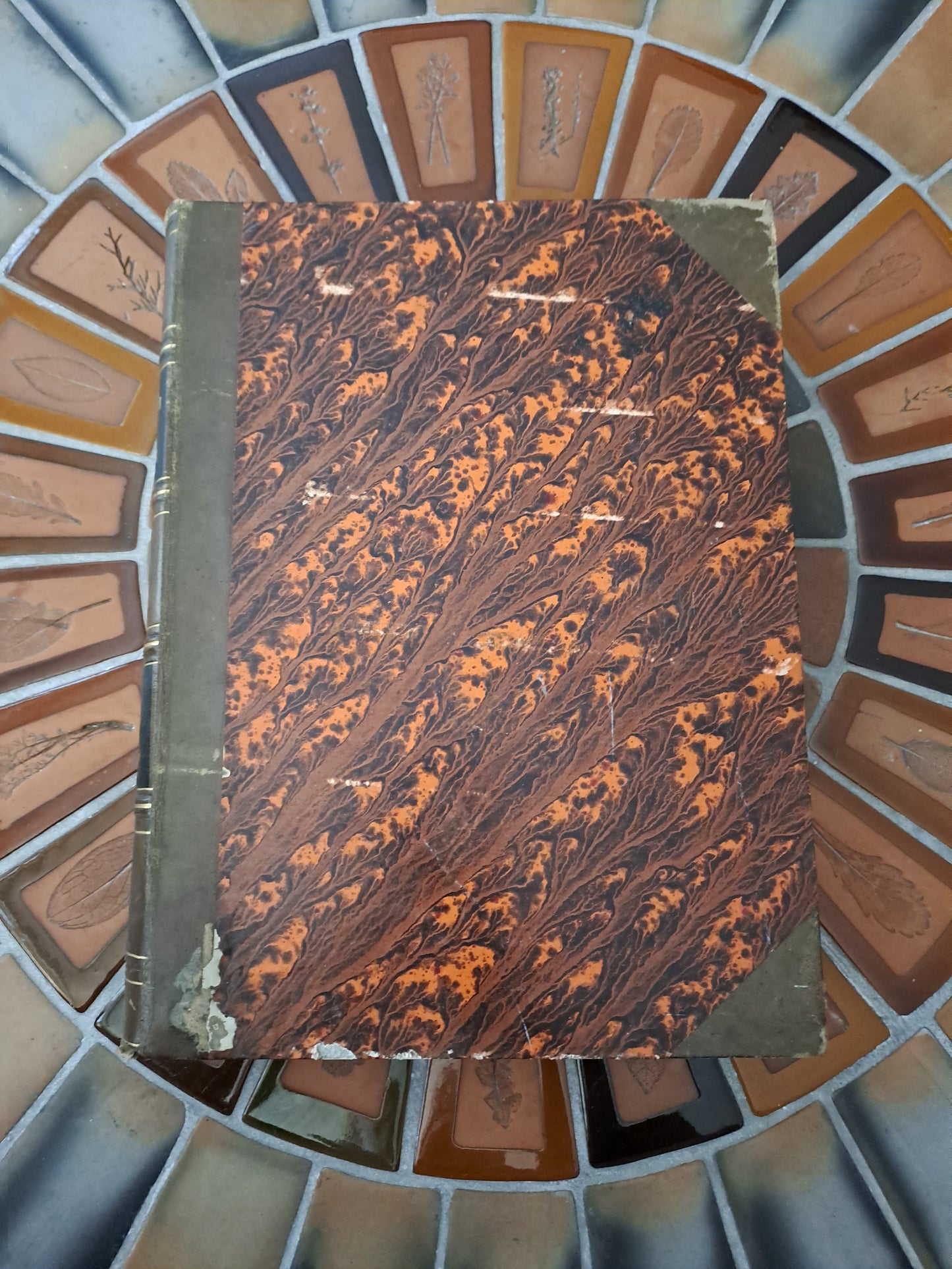 Encyclopedie Catholique.

Répertoire universel et raisonné des sciences, des sciences, des lettres, des arts et des métiers, formant une bibliothèque universelle.

Publiée sous la direction de :
De M. Abbé Glaire,
Professeur d'hébreu à la Sorbonne,
De M. Le Vte walsh,
Et d'un comité d'orthodontie.

1840.

Tome Second.

Alex. - Athan.

Ouvrage en bel état.
Jaunit, ne gênant en rien la lecture.
Les photos font offices de description.


Parent-desbarres, éditeur, Paris.